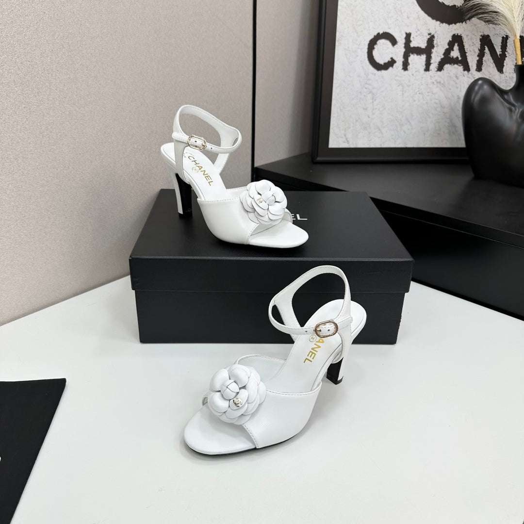 CC HEEL SANDAL 25S IN WHITE LAMBSKIN WITH CAMELLIA - 35