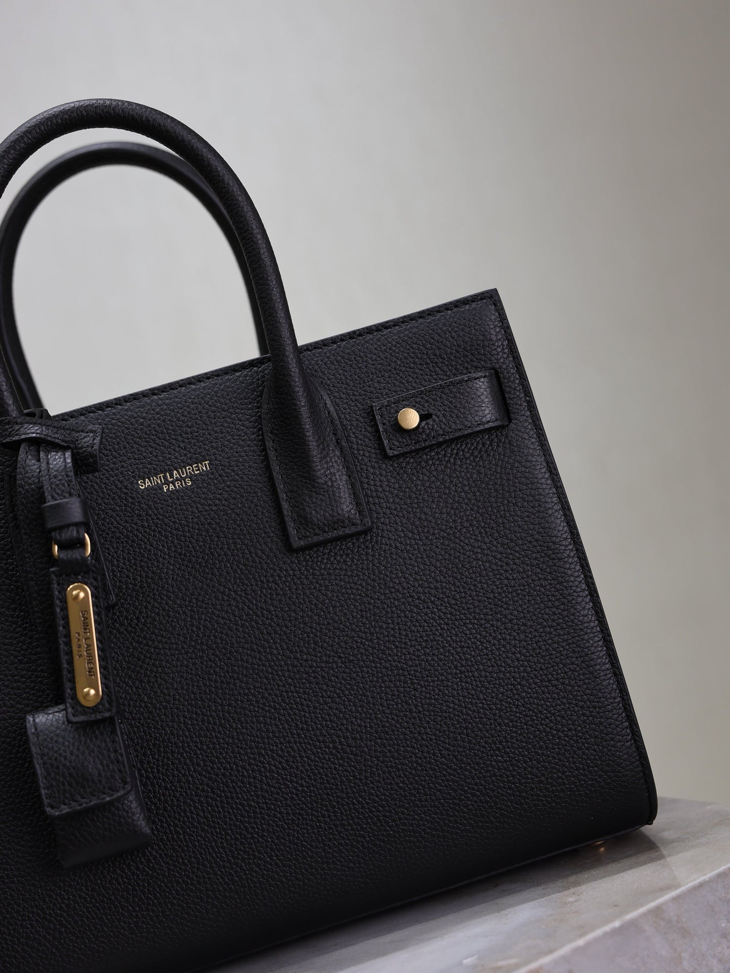 YSL 25S SAC DE JOUR MM 26 IN BLACK SUPPLE GRAINED CALFSKIN GOLD HARDWARE