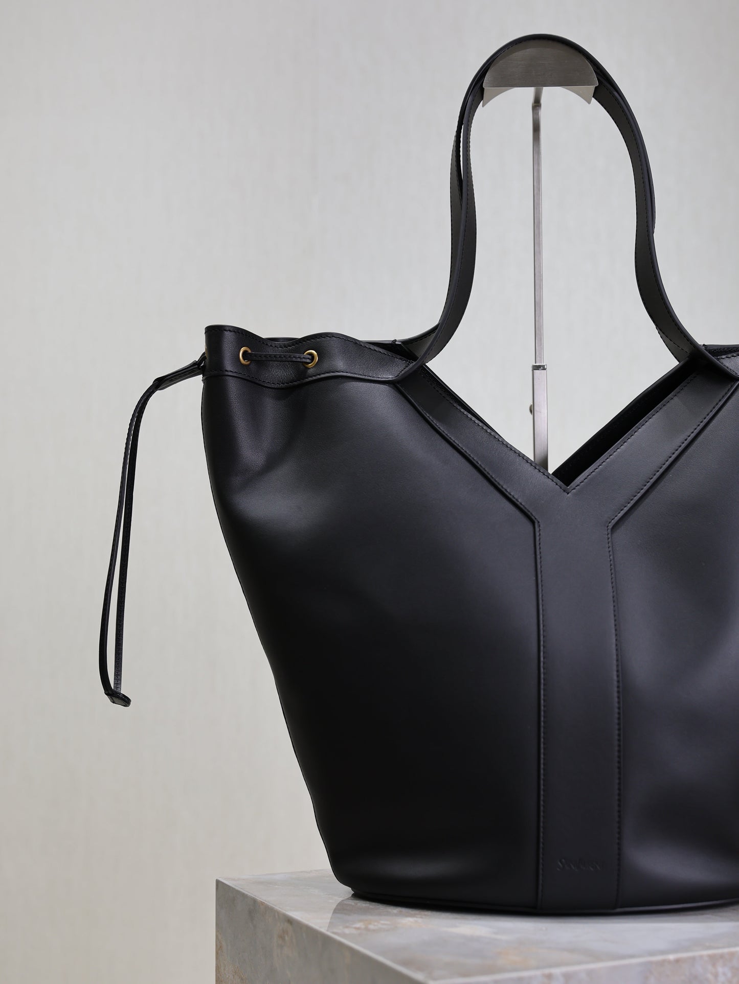 YSL 25S Y LARGE HOBO 50 IN BLACK CALFSKIN GOLD HARDWRE