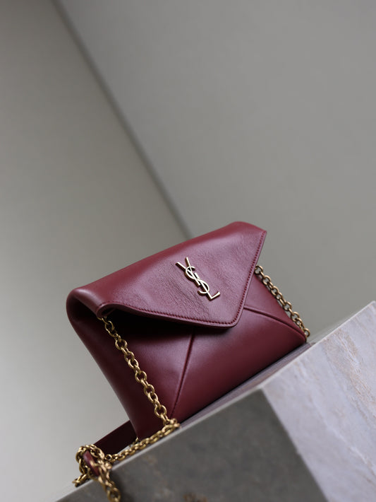 YSL 25S CALYPSO MINI 19 З ТЕЛЯЧОЇ ШКІРИ БОРДОВОГО КОЛЬОРУ З ФУРНІТУРОЮ ЗОЛОТОГО КОЛЬОРУ