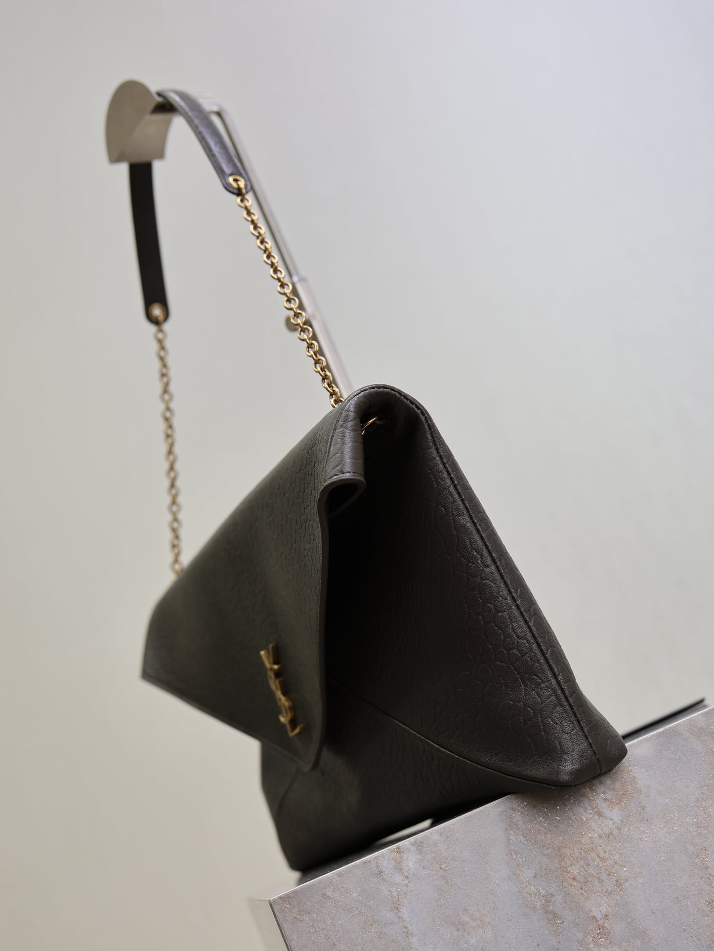 YSL 25S CASSANDRE ENVELOPE MESSENGER 35 IN LIGHT MUSK LAMBSKIN GOLD HARDWARE