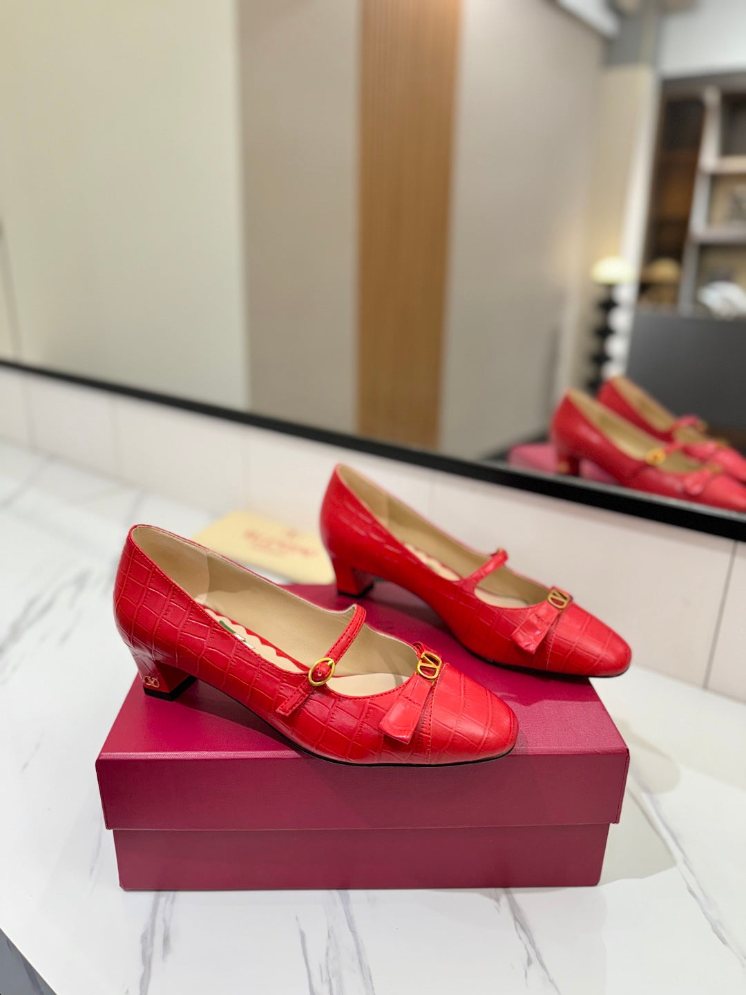 VLTN VLOGO SIGNATURE ROUND-TOE HEELS 25S IN RED LAMBSKIN SNAKE-EMBOSSED - 35
