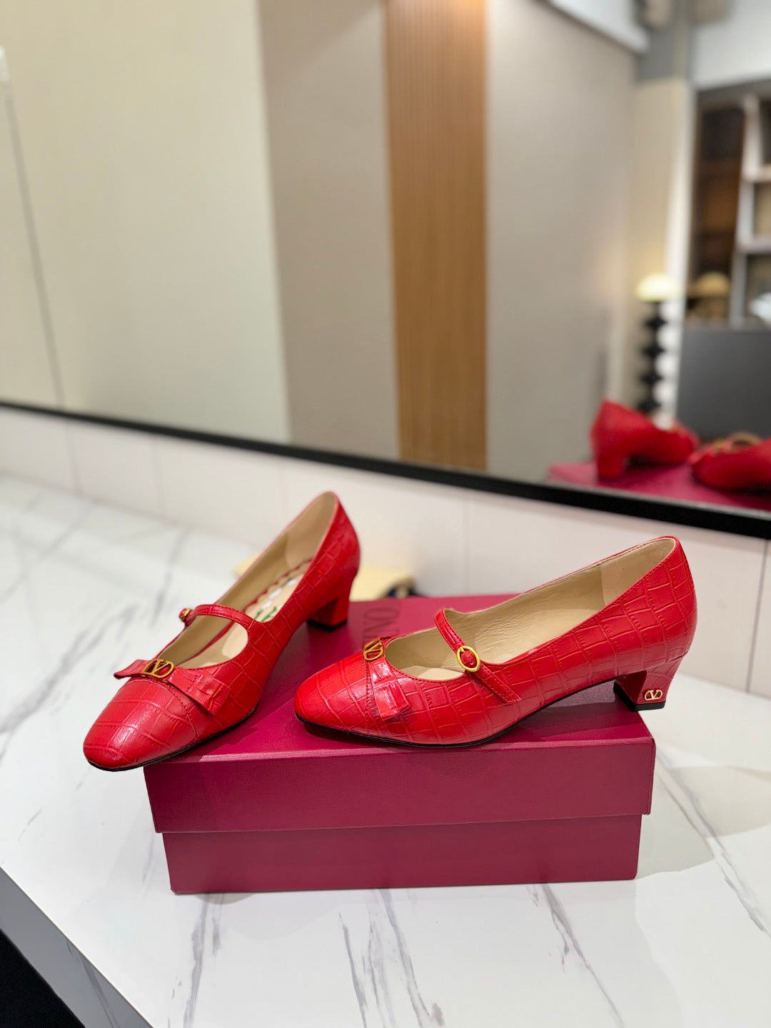 VLTN VLOGO SIGNATURE ROUND-TOE HEELS 25S IN RED LAMBSKIN SNAKE-EMBOSSED - 35