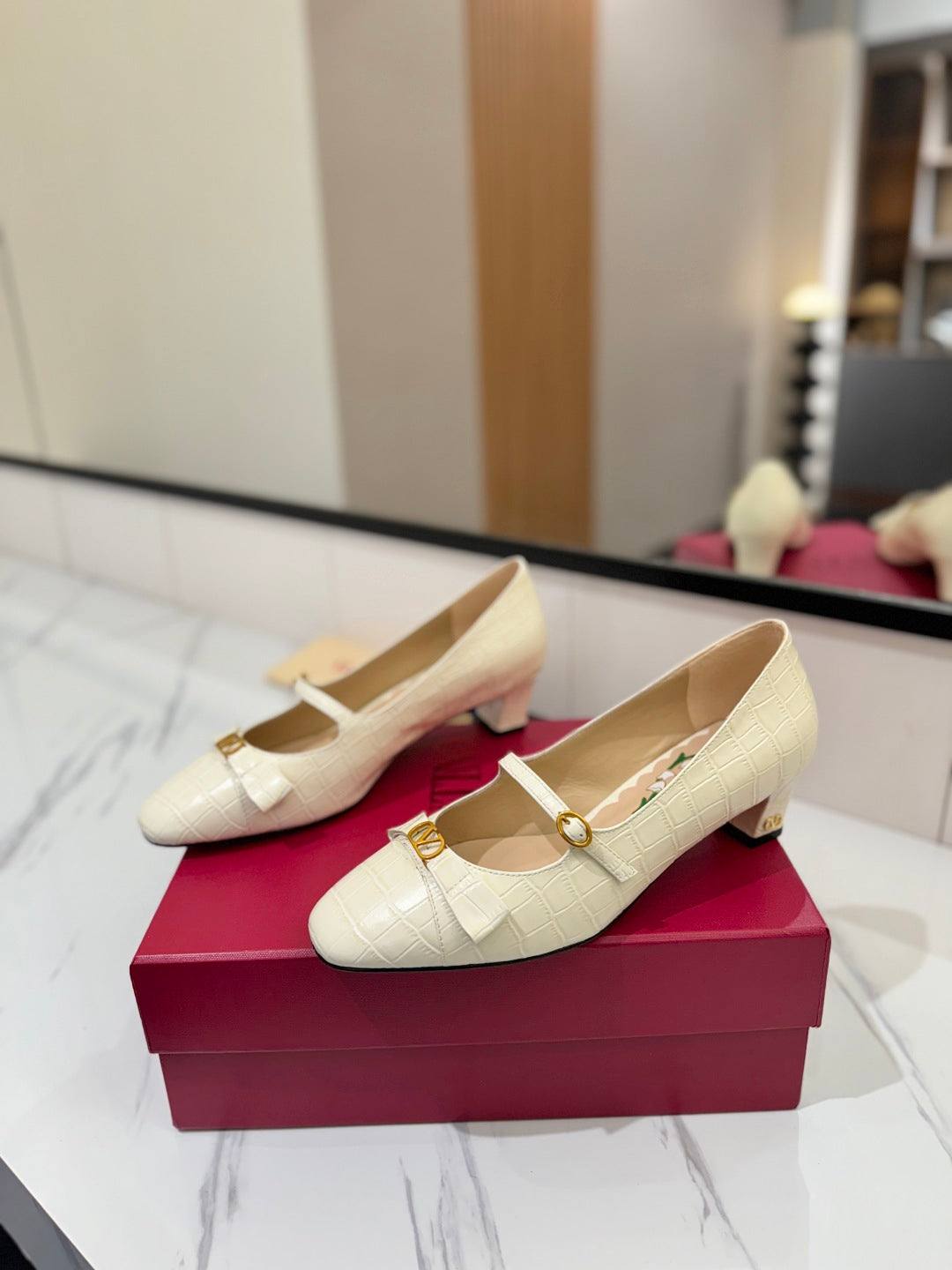 VLTN VLOGO SIGNATURE ROUND-TOE HEELS 25S IN CREAM WHITE LAMBSKIN SNAKE-EMBOSSED - 35