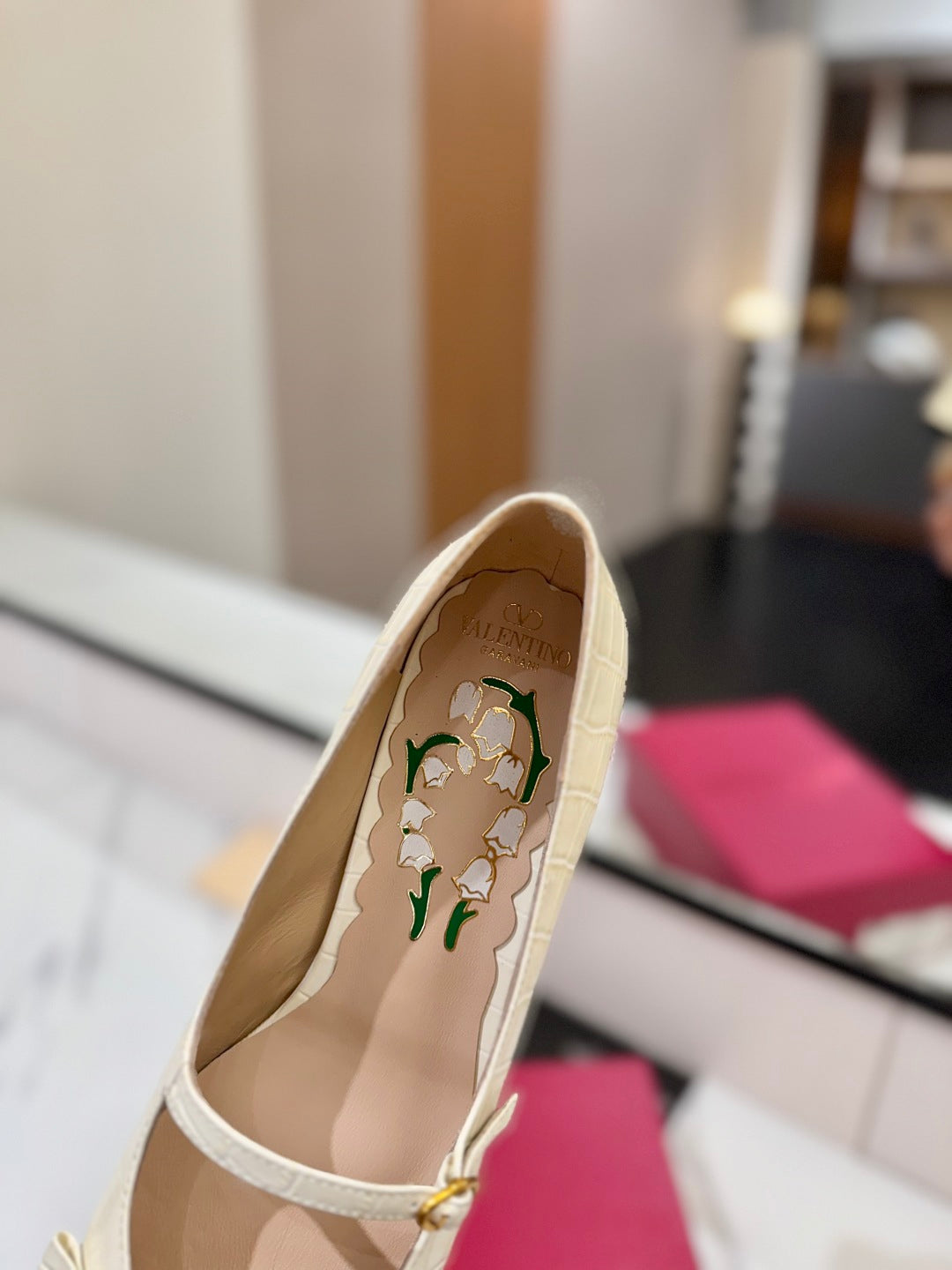 VLTN VLOGO SIGNATURE ROUND-TOE HEELS 25S IN CREAM WHITE LAMBSKIN SNAKE-EMBOSSED - 35
