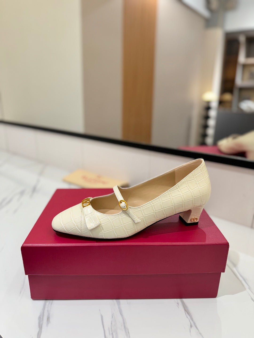 VLTN VLOGO SIGNATURE ROUND-TOE HEELS 25S IN CREAM WHITE LAMBSKIN SNAKE-EMBOSSED - 35