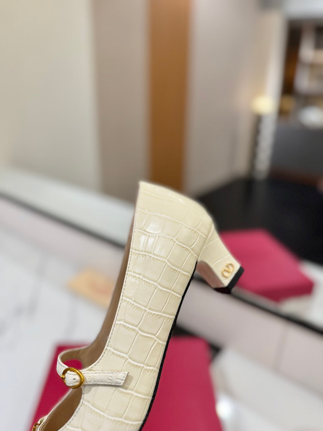 VLTN VLOGO SIGNATURE ROUND-TOE HEELS 25S IN CREAM WHITE LAMBSKIN SNAKE-EMBOSSED - 35