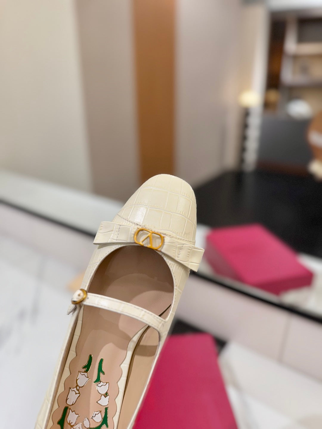 VLTN VLOGO SIGNATURE ROUND-TOE HEELS 25S IN CREAM WHITE LAMBSKIN SNAKE-EMBOSSED - 35