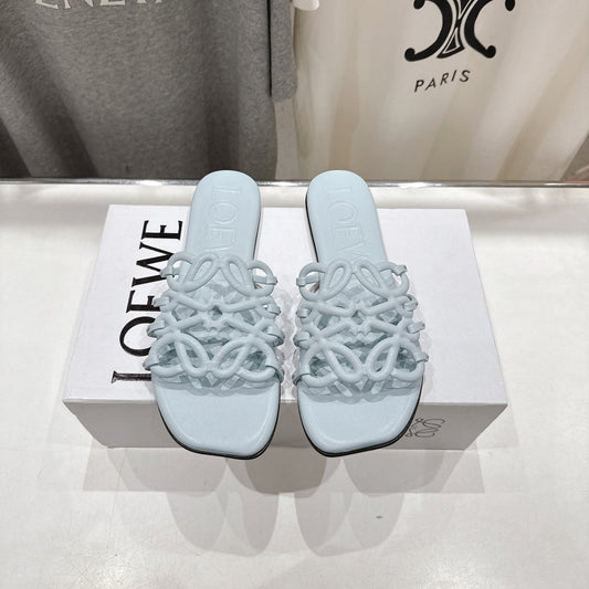 LOEWE 26S ШЛЬОПАНЦІ PETAL ANAGRAM З ТЕЛЯЧОЇ ШКІРИ СВІТЛО-БЛАКИТНОГО КОЛЬОРУ