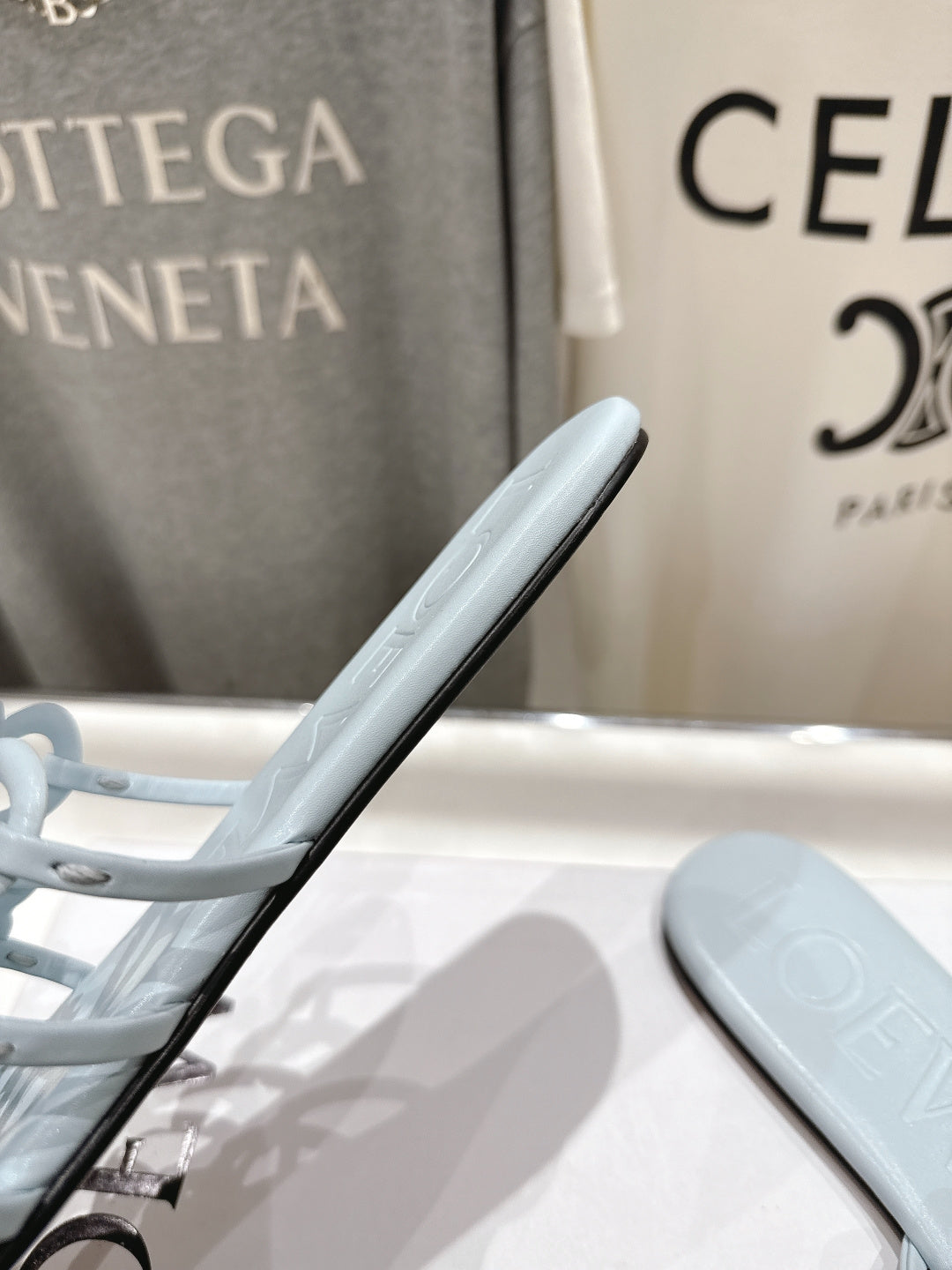 LOEWE 26S ШЛЬОПАНЦІ PETAL ANAGRAM З ТЕЛЯЧОЇ ШКІРИ СВІТЛО-БЛАКИТНОГО КОЛЬОРУ