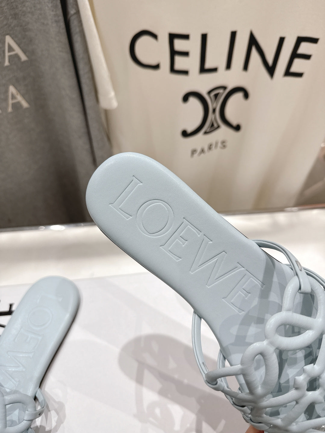 LOEWE 26S ШЛЬОПАНЦІ PETAL ANAGRAM З ТЕЛЯЧОЇ ШКІРИ СВІТЛО-БЛАКИТНОГО КОЛЬОРУ
