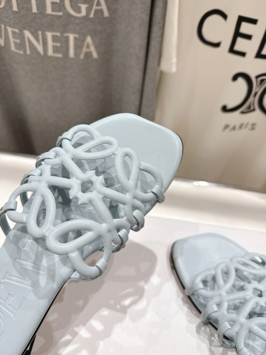 LOEWE 26S ШЛЬОПАНЦІ PETAL ANAGRAM З ТЕЛЯЧОЇ ШКІРИ СВІТЛО-БЛАКИТНОГО КОЛЬОРУ