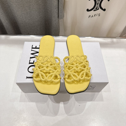 Шльопки LOEWE 26S PETAL ANAGRAM з жовтої телячої шкіри
