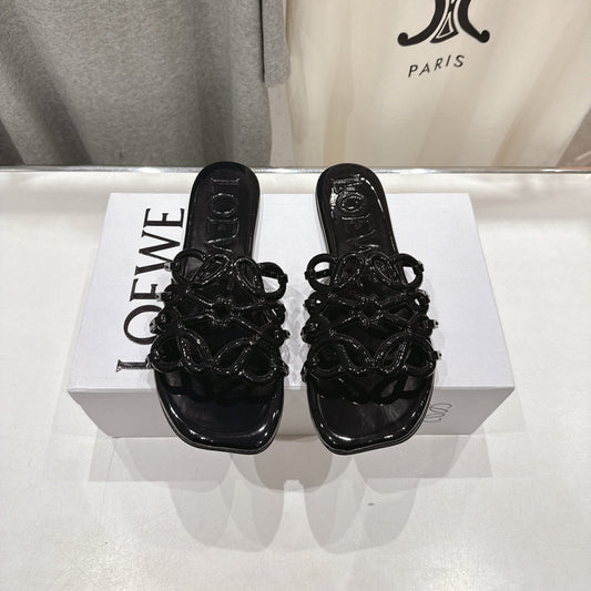 Шльопанці LOEWE 26S PETAL ANAGRAM з чорної лакованої телячої шкіри