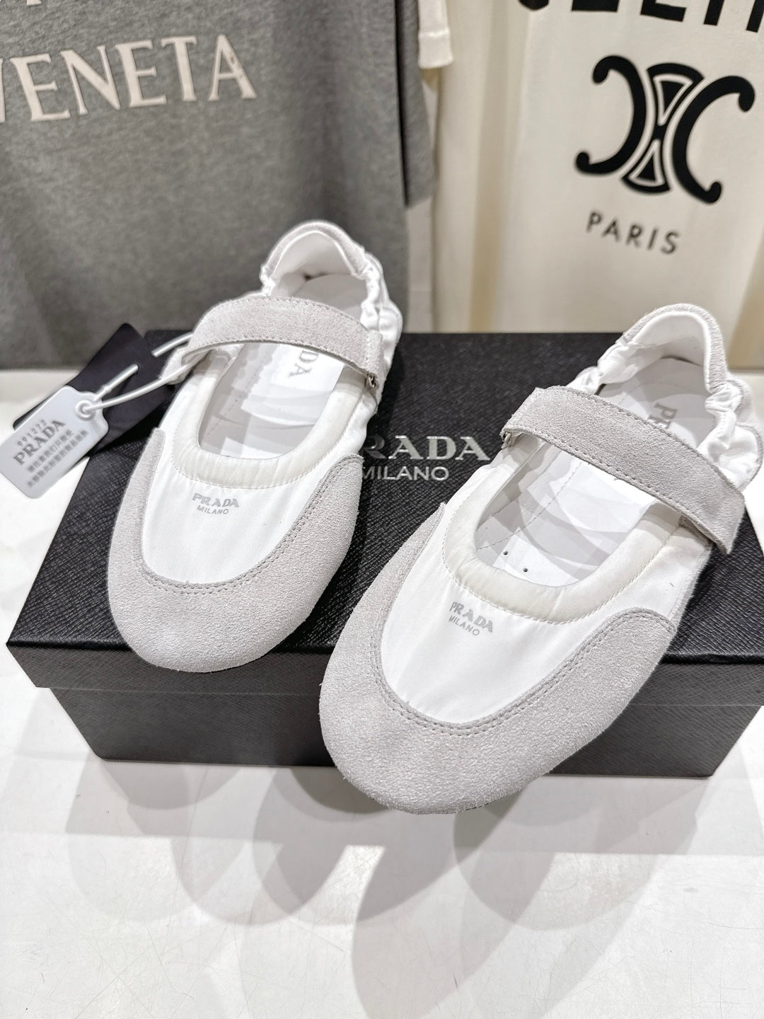 PRADA 25S COLLAPSE RE NYLON AND SUEDE BALLERINAS IN LIGHT GRAY AND CREAM - 35