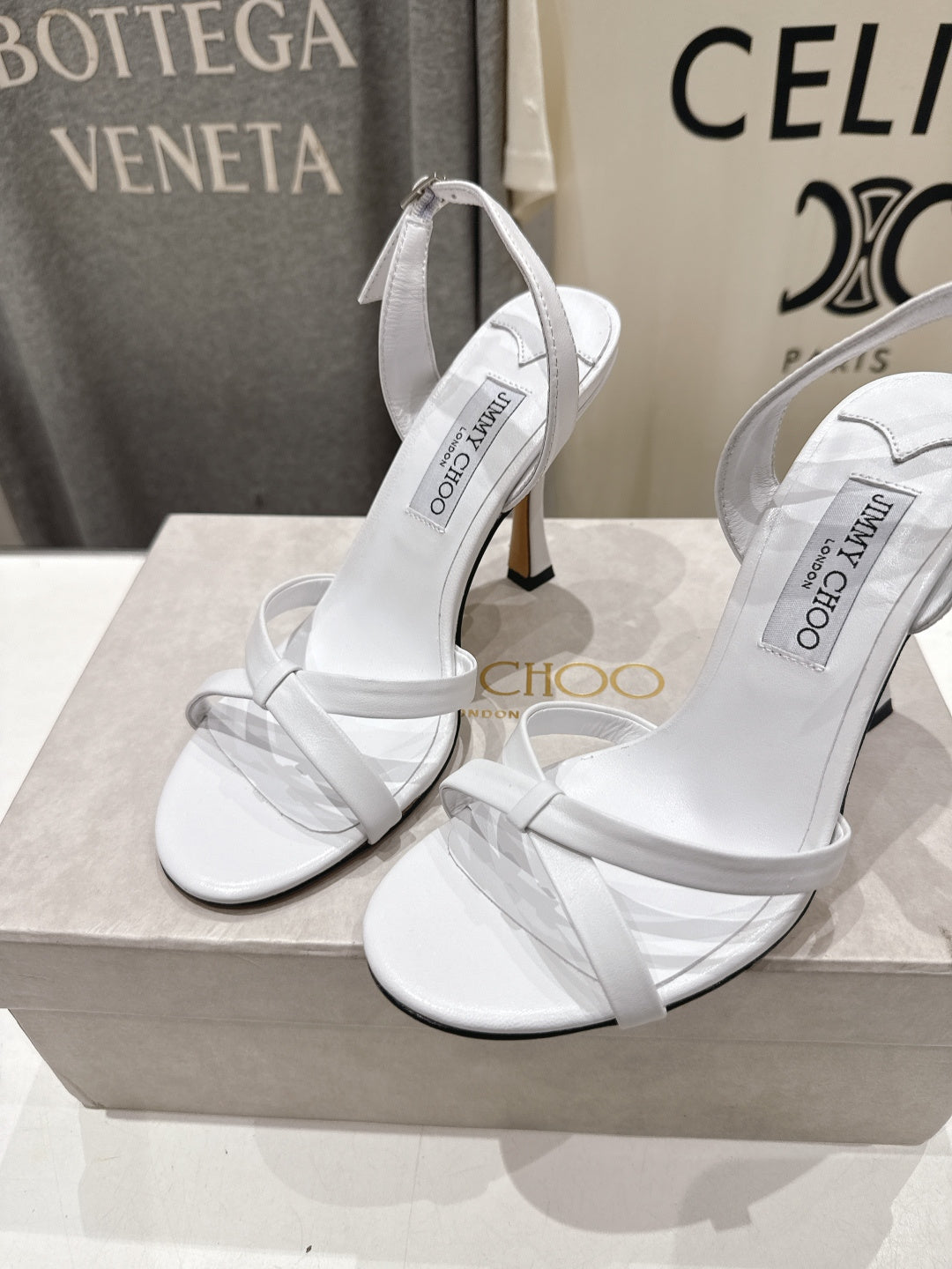 БОСОНІЖКИ НА ВИСОКИХ ПІДБОРАХ JIMMY CHOO 26S, 100 ММ, З БІЛОЇ ОВЕЧОЇ ШКІРИ, МОДЕЛЬ 1