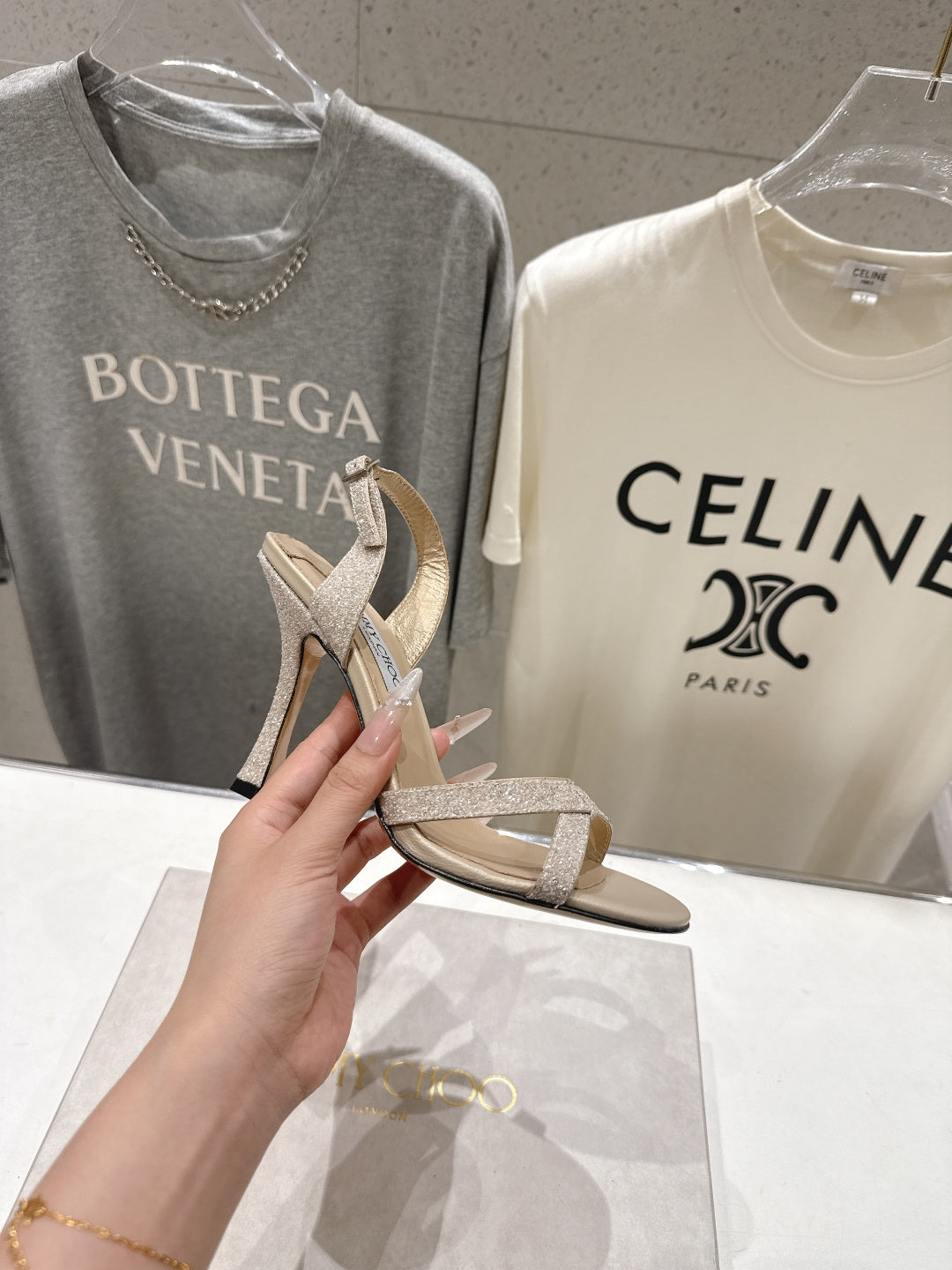 БОСОНІЖКИ НА ВИСОКИХ ПІДБОРАХ JIMMY CHOO 26S 100 ММ ІЗ СВІТЛО-БЕЖЕВОЇ БЛИСКУЧОЇ ТКАНИНИ