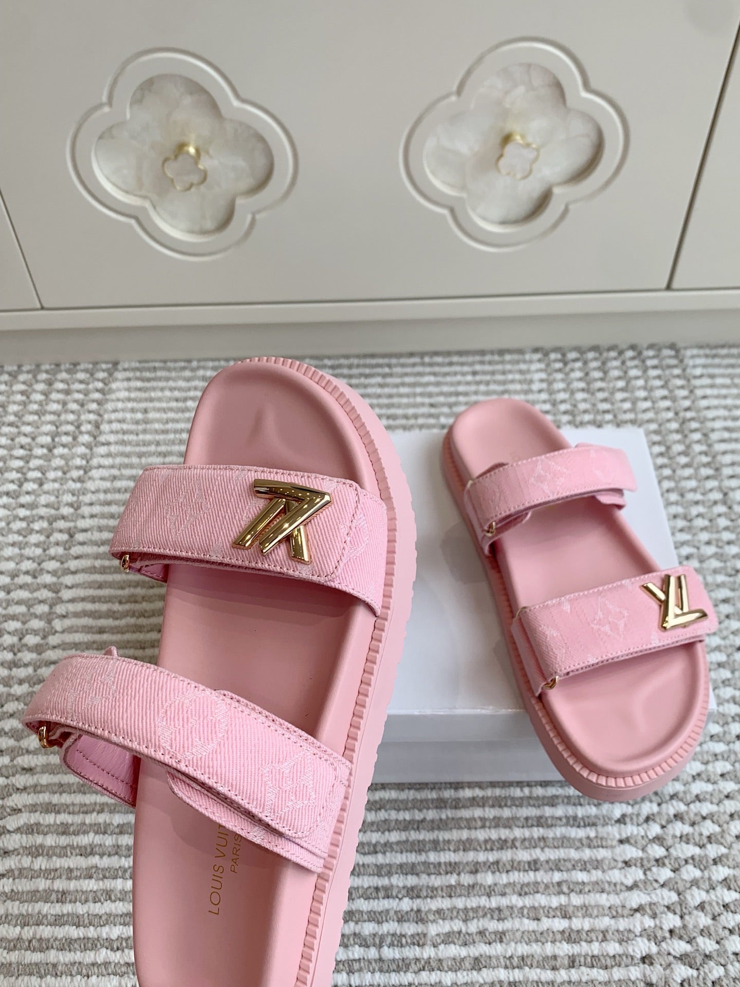 LV TWO-STRAP SANDALS 25S IN LIGHT PINK DENIM AND CALFSKIN  WITH GOLD HARDWARE - 35
