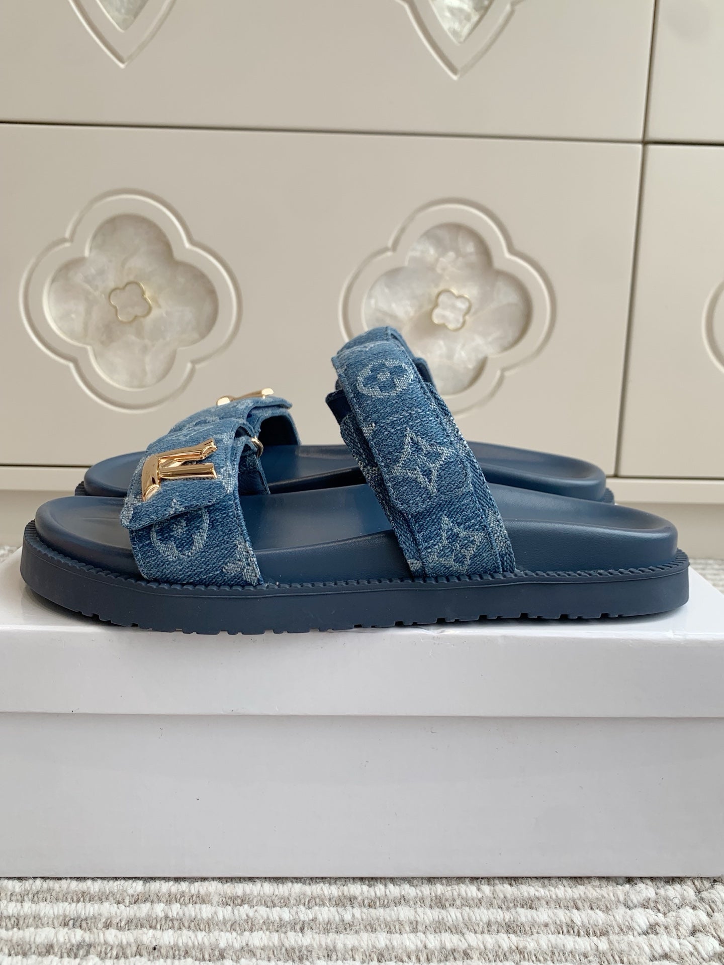 LV TWO-STRAP SANDALS 25S IN BLUE DENIM AND CALFSKIN WITH GOLD HARDWARE - 35