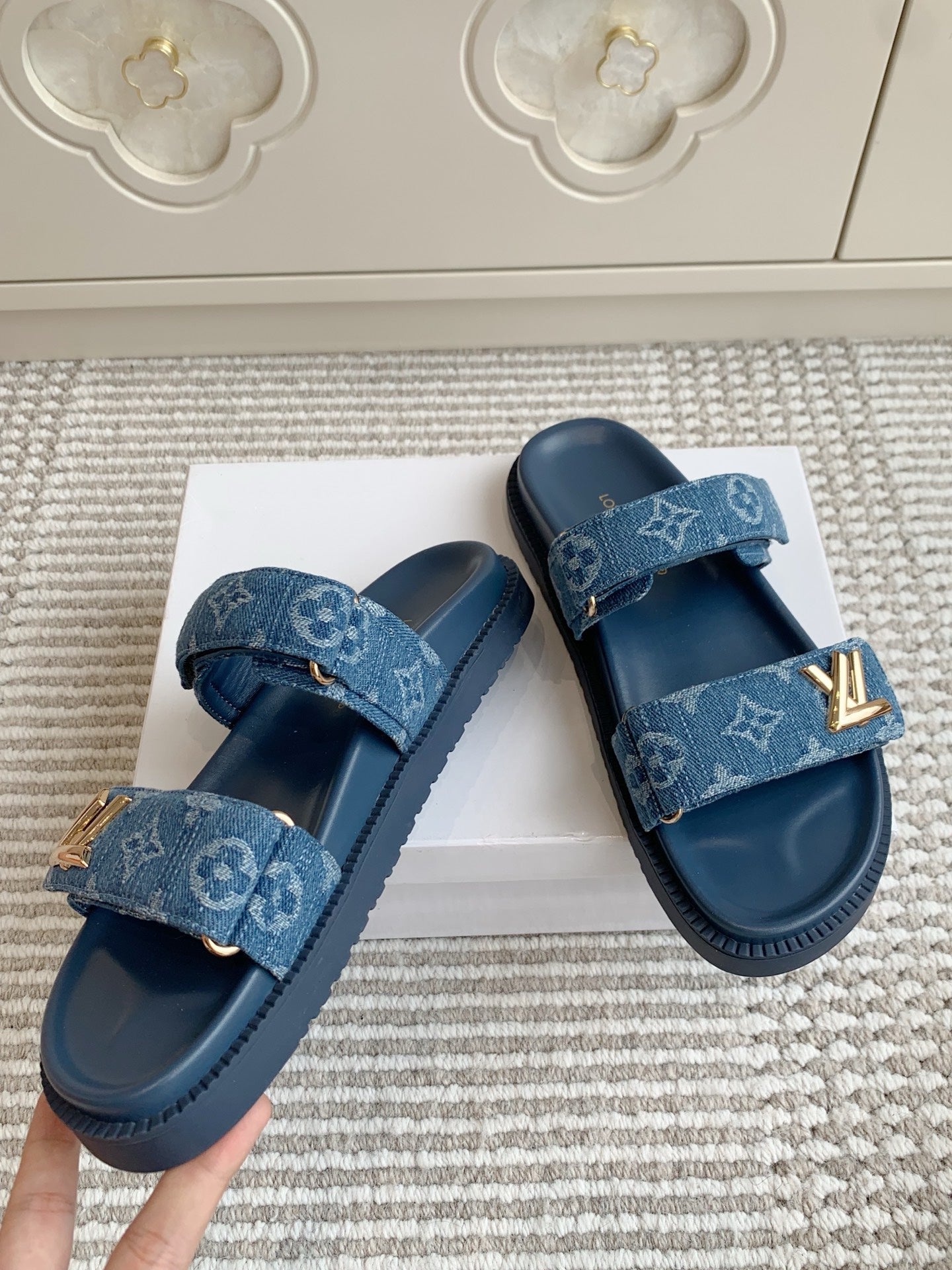 LV TWO-STRAP SANDALS 25S IN BLUE DENIM AND CALFSKIN WITH GOLD HARDWARE - 35