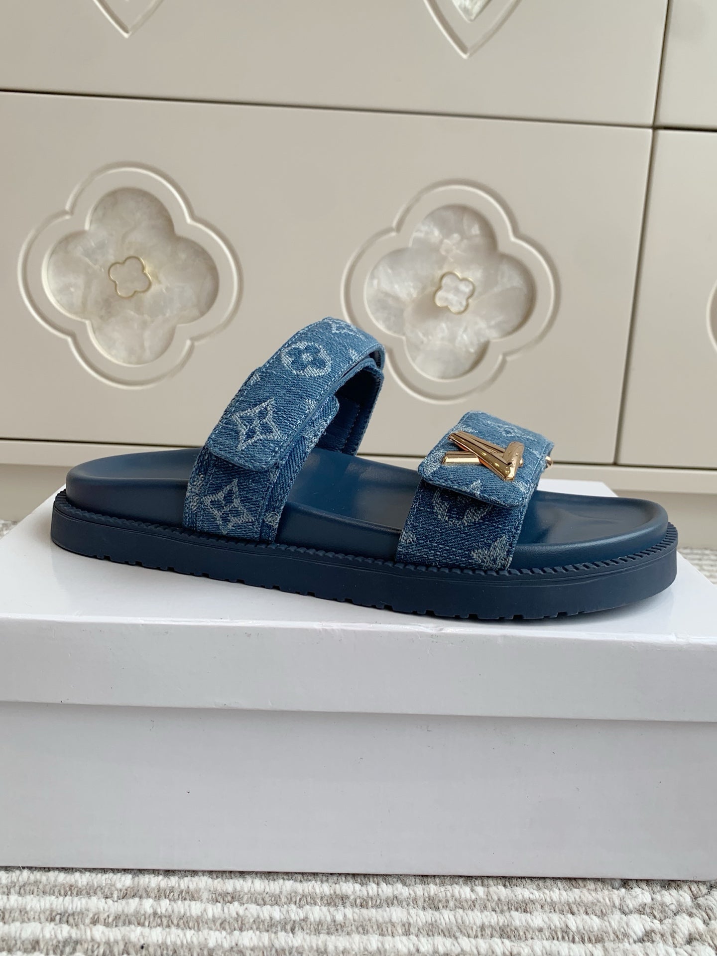 LV TWO-STRAP SANDALS 25S IN BLUE DENIM AND CALFSKIN WITH GOLD HARDWARE - 35