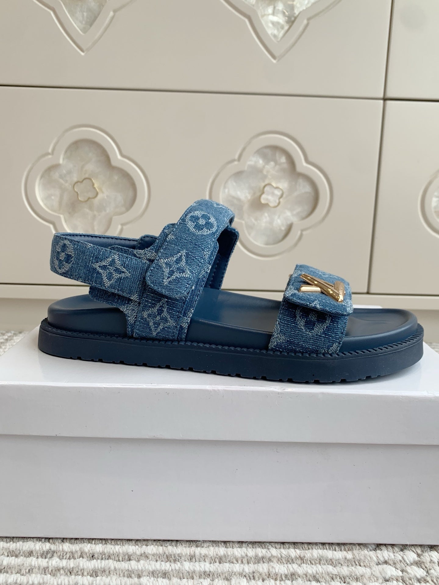 LV SANDALS 25S IN BLUE DENIM AND CALFSKIN WITH GOLD HARDWARE - 35