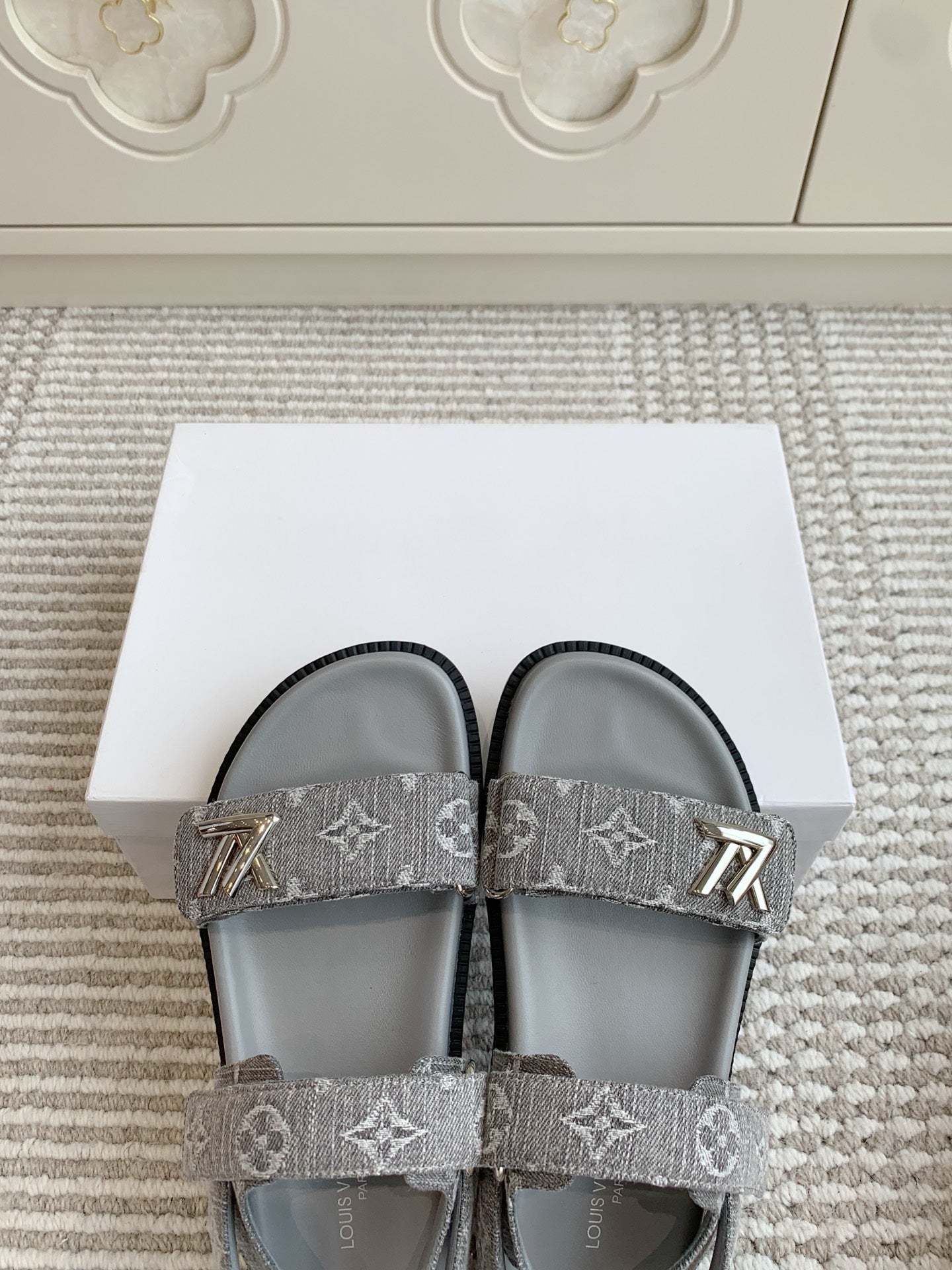 LV SANDALS 25S IN GREY DENIM AND CALFSKIN WITH SILVER HARDWARE - 35