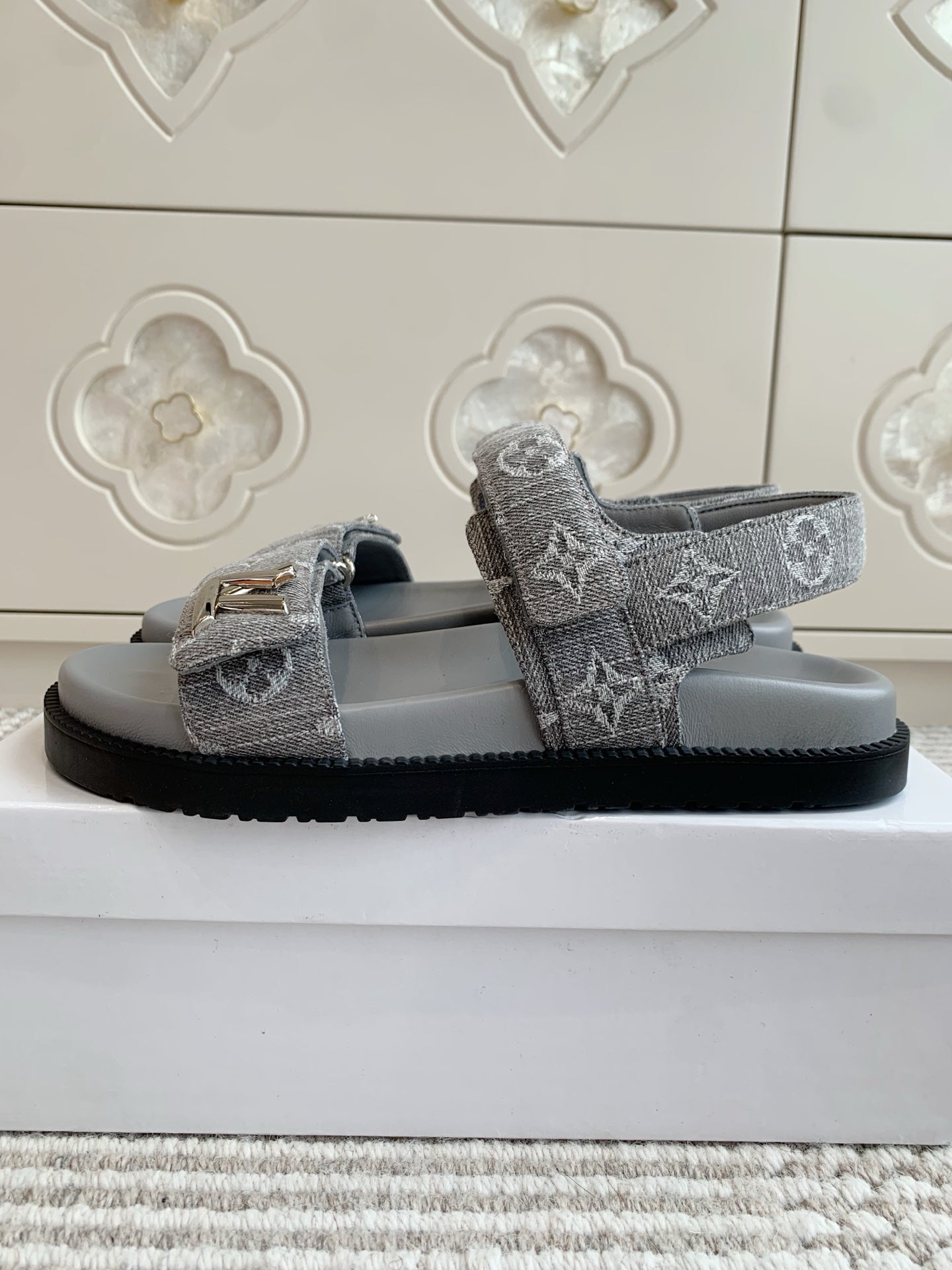 LV SANDALS 25S IN GREY DENIM AND CALFSKIN WITH SILVER HARDWARE - 35