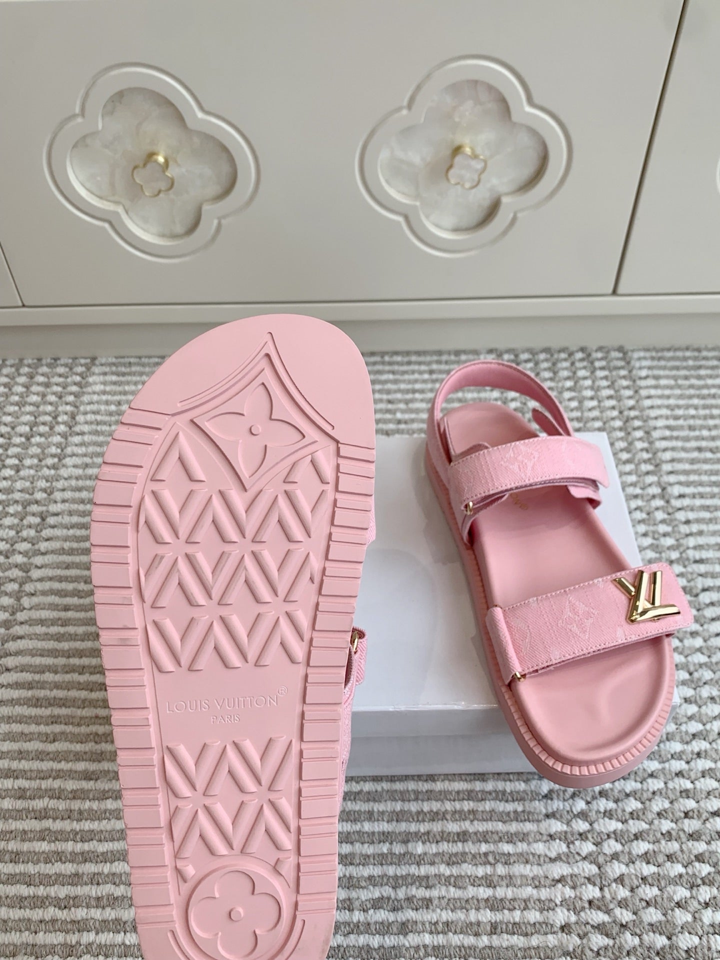 LV SANDALS 25S IN LIGHT PINK DENIM AND CALFSKIN WITH GOLD HARDWARE - 35