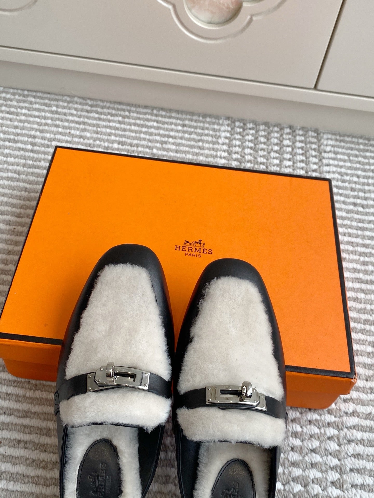 HM 25S CATENA MULE IN BEIGE SHEARLING AND BLACK LAMBSKIN WITH SILVER HARDWARE - 35