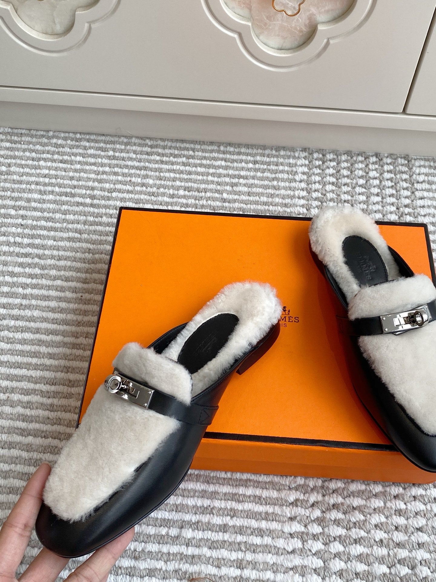 HM 25S CATENA MULE IN BEIGE SHEARLING AND BLACK LAMBSKIN WITH SILVER HARDWARE - 35