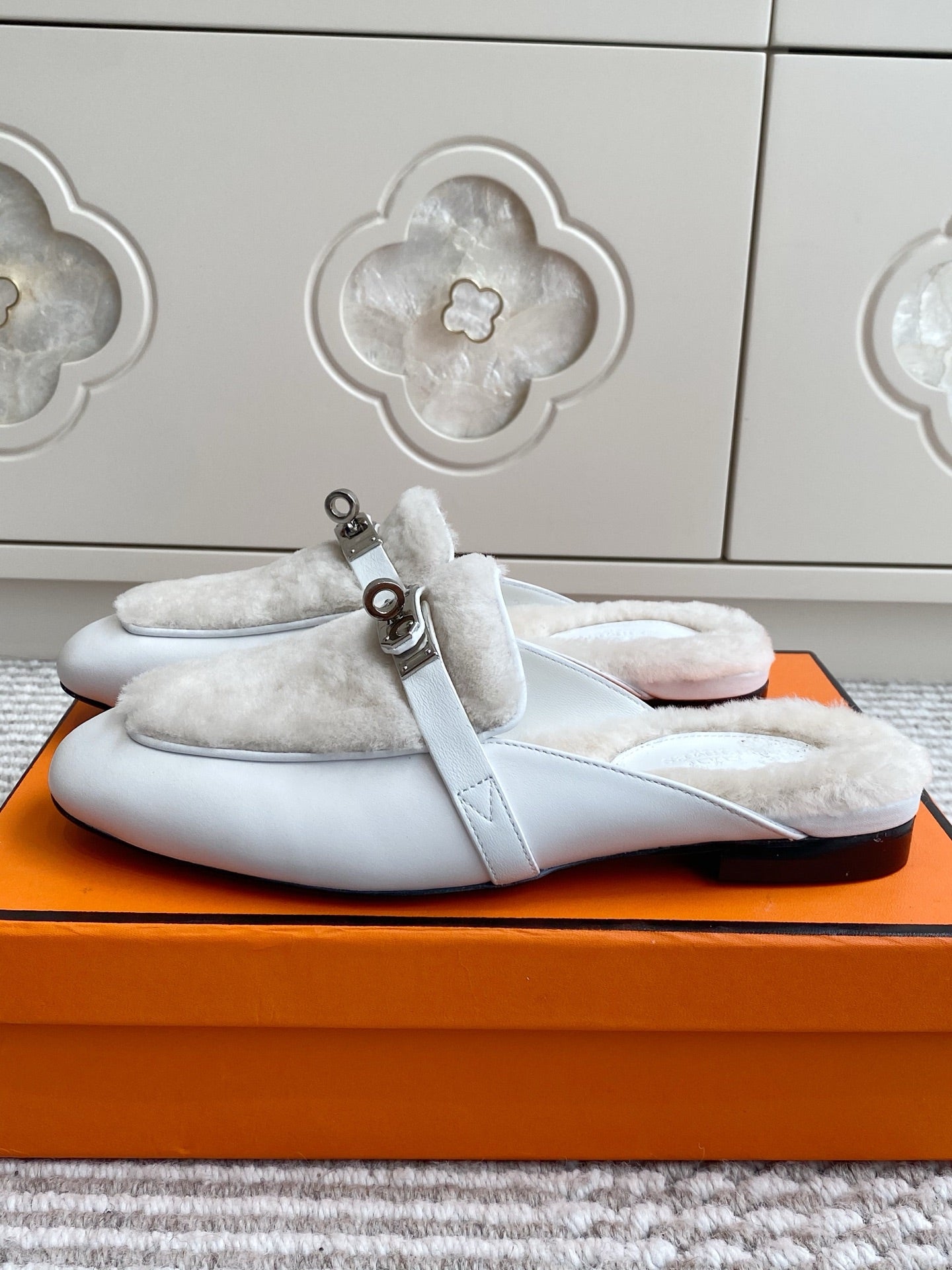 HM 25S CATENA MULE IN BEIGE SHEARLING AND WHITE LAMBSKIN WITH SILVER HARDWARE - 35