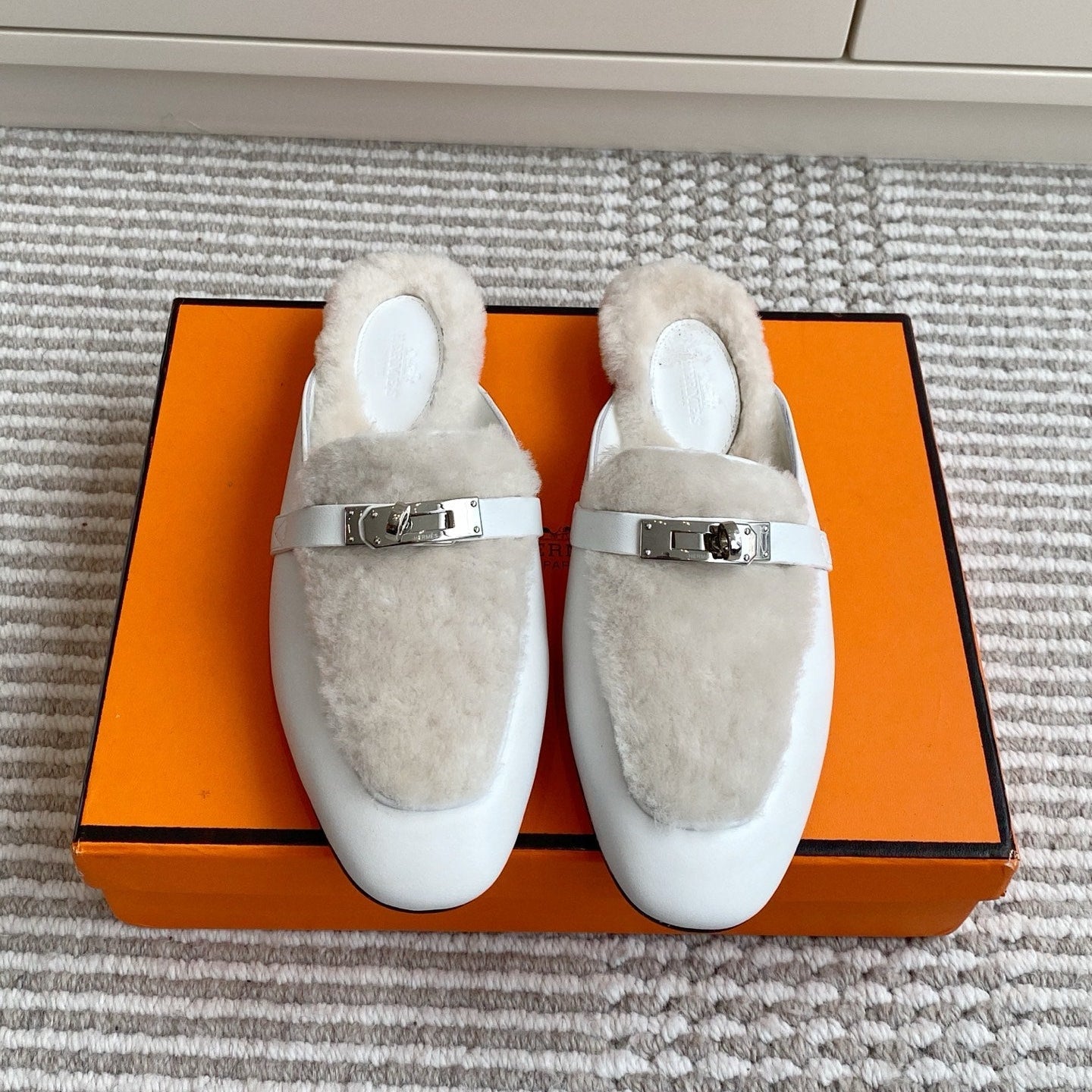 HM 25S CATENA MULE IN BEIGE SHEARLING AND WHITE LAMBSKIN WITH SILVER HARDWARE - 35