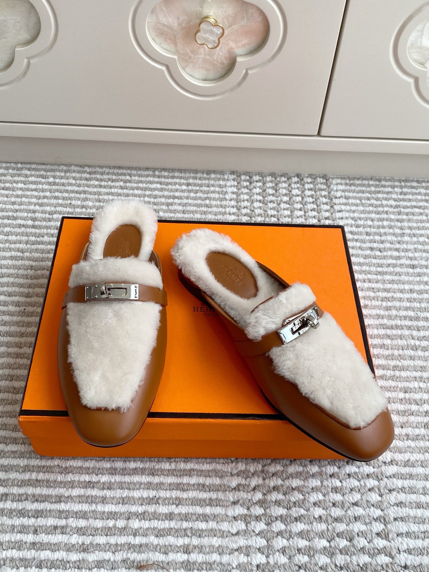 HM 25S CATENA MULE IN BEIGE SHEARLING AND BROWN LAMBSKIN WITH SILVER HARDWARE - 35