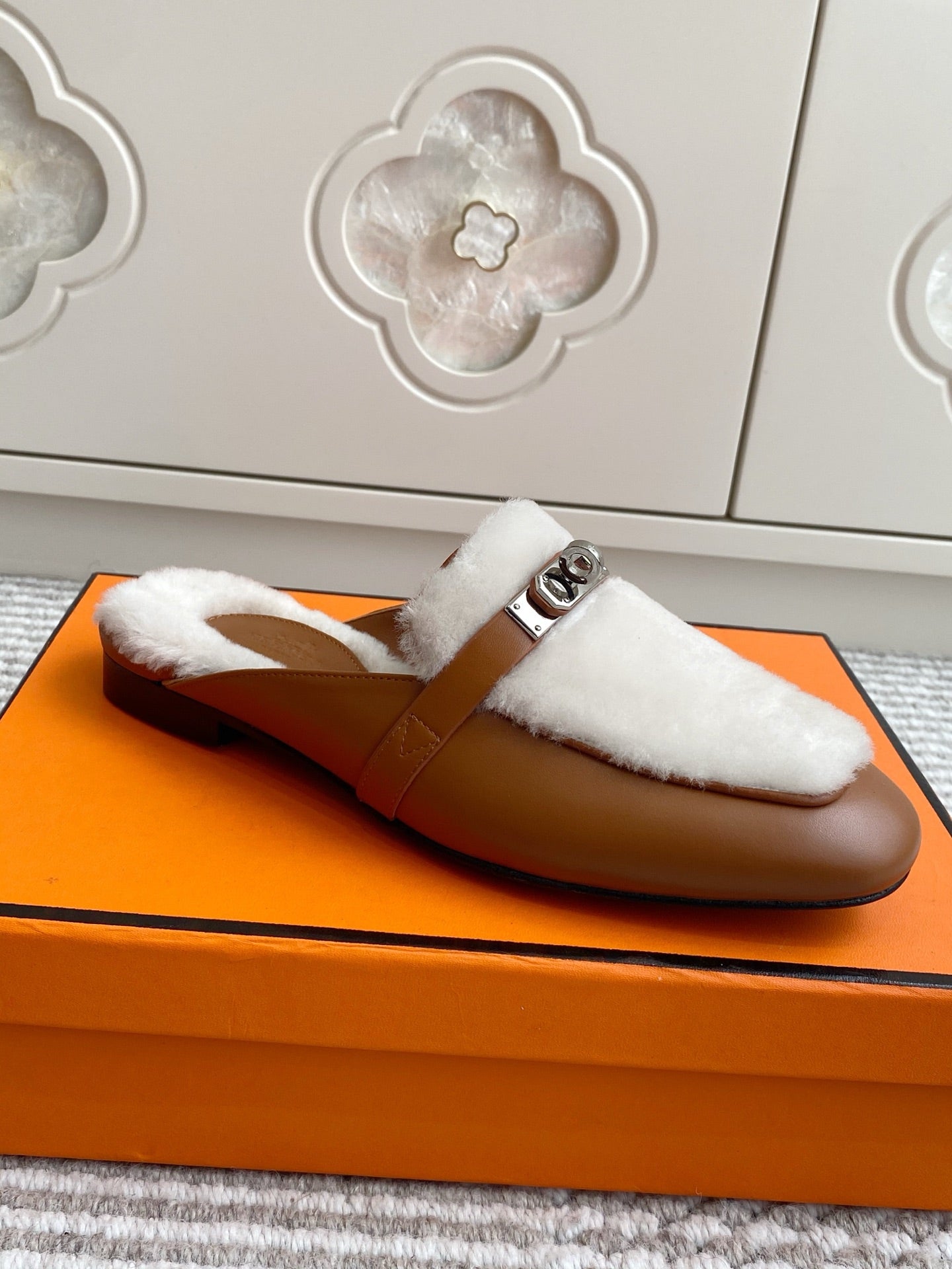HM 25S CATENA MULE IN BEIGE SHEARLING AND BROWN LAMBSKIN WITH SILVER HARDWARE - 35