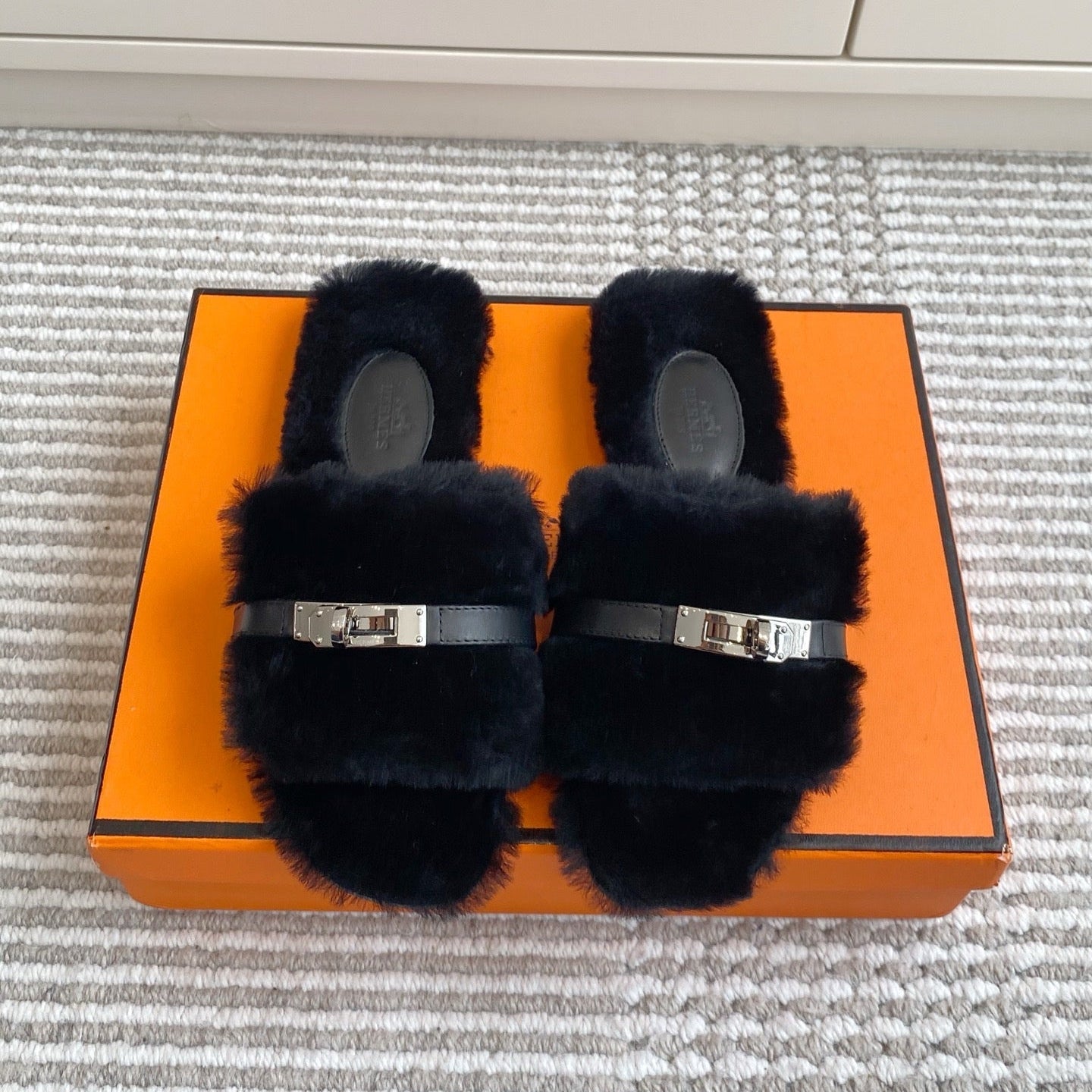 HM 25S GIULIA SANDAL IN BLACK SHEARLING WITH SILVER HARDWARE - 35