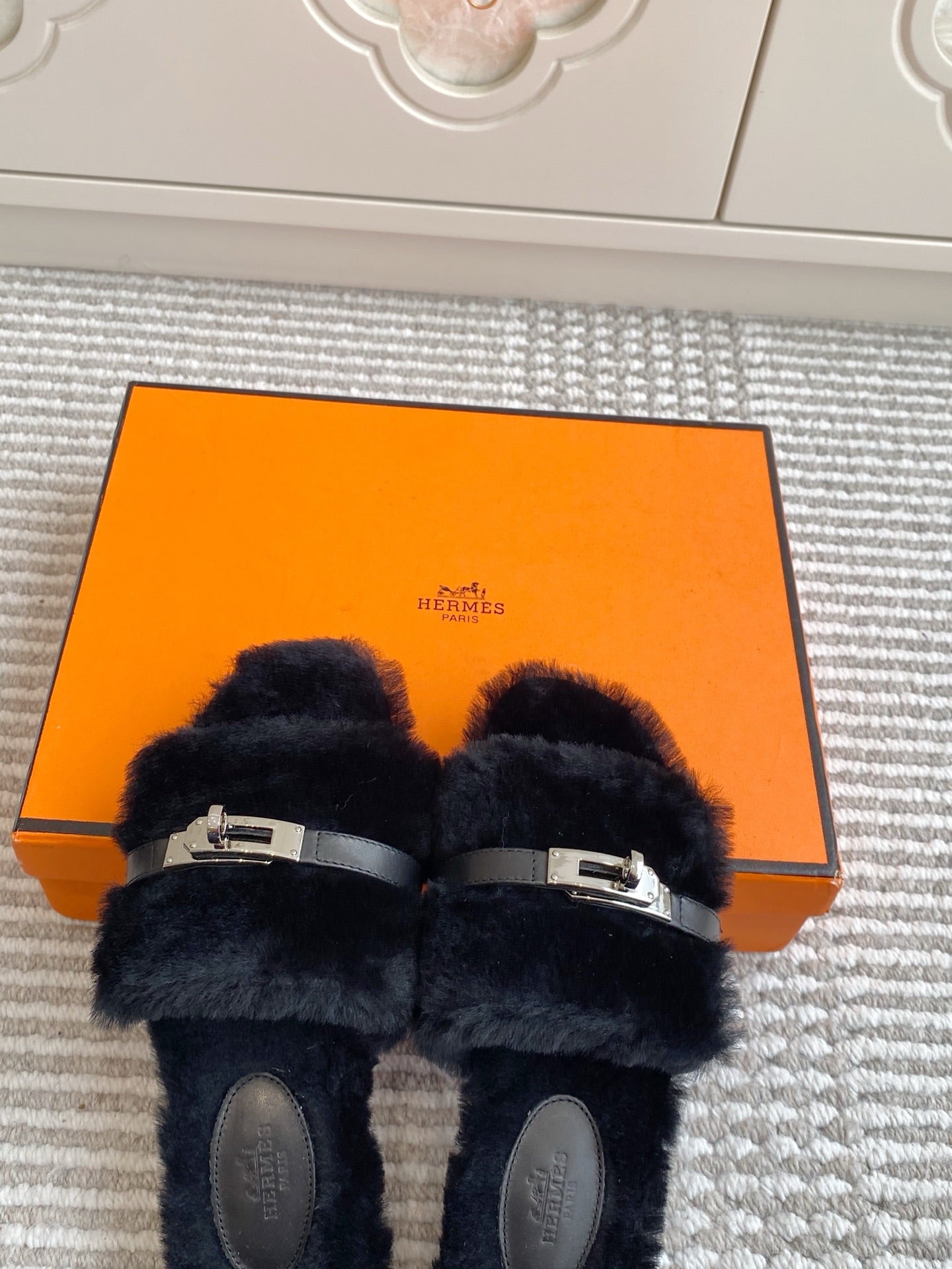 HM 25S GIULIA SANDAL IN BLACK SHEARLING WITH SILVER HARDWARE - 35