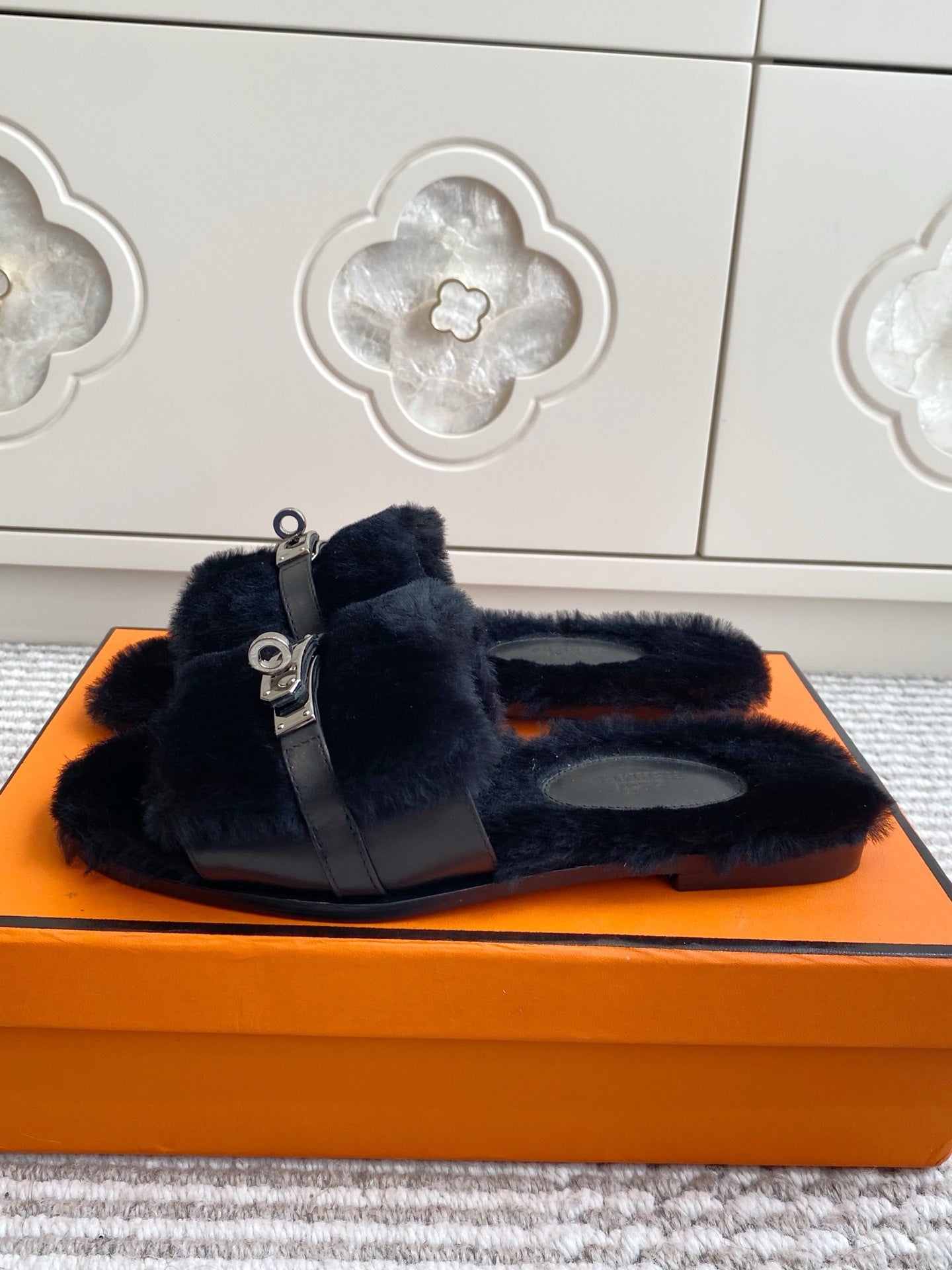 HM 25S GIULIA SANDAL IN BLACK SHEARLING WITH SILVER HARDWARE - 35
