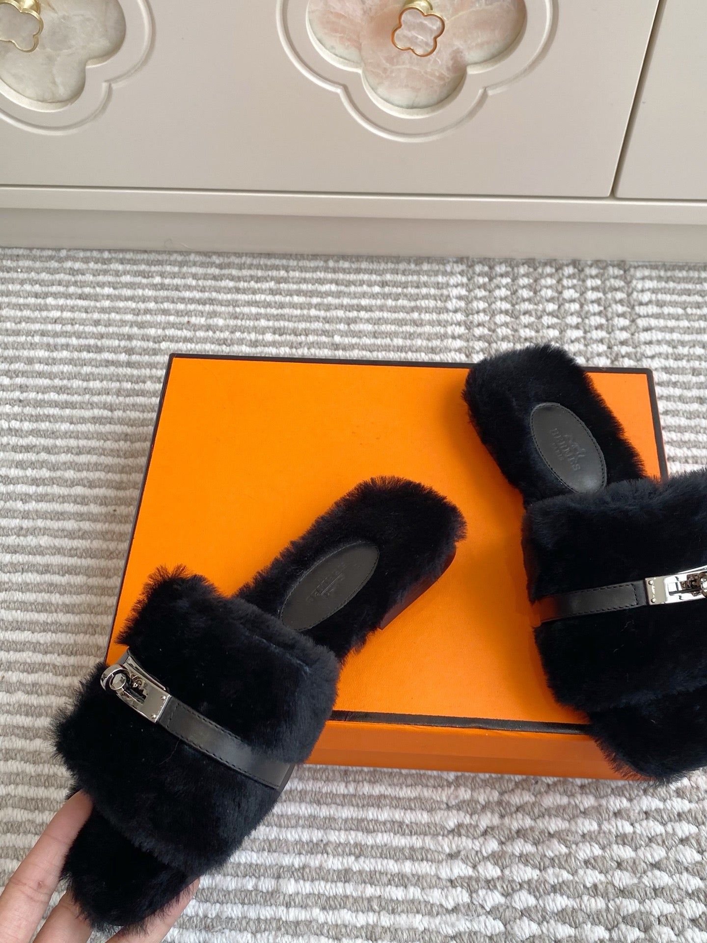 HM 25S GIULIA SANDAL IN BLACK SHEARLING WITH SILVER HARDWARE - 35