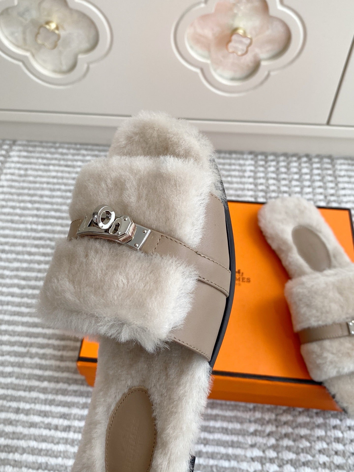 HM 25S GIULIA SANDAL IN PALE BEIGE GRAY SHEARLING WITH SILVER HARDWARE - 35