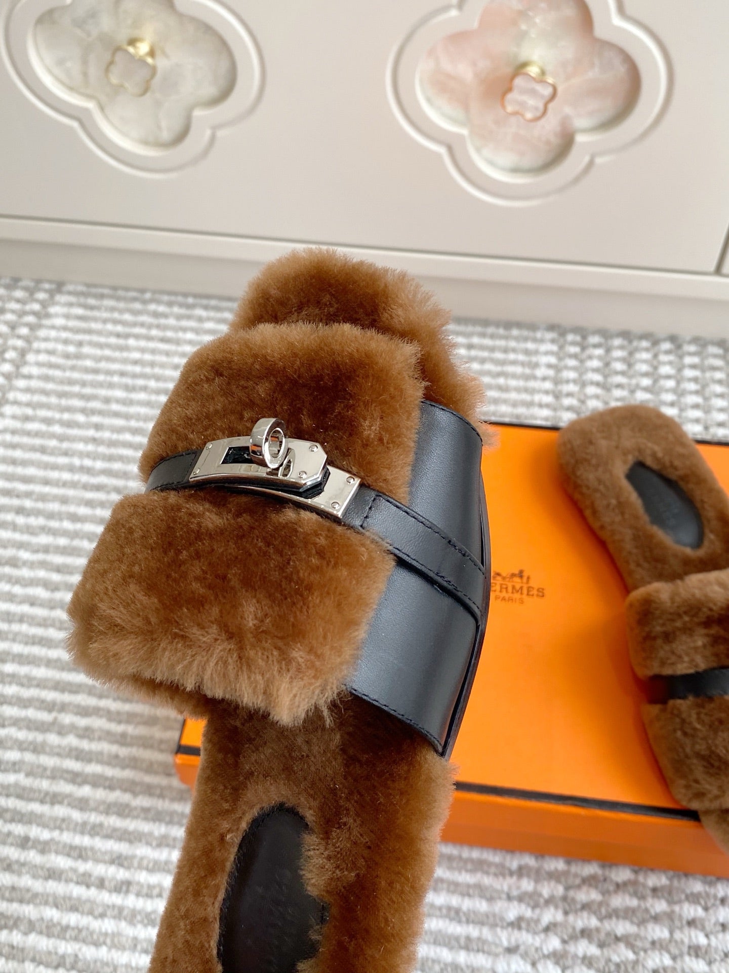 HM 25S GIULIA SANDAL IN BROWN SHEARLING WITH SILVER HARDWARE - 35