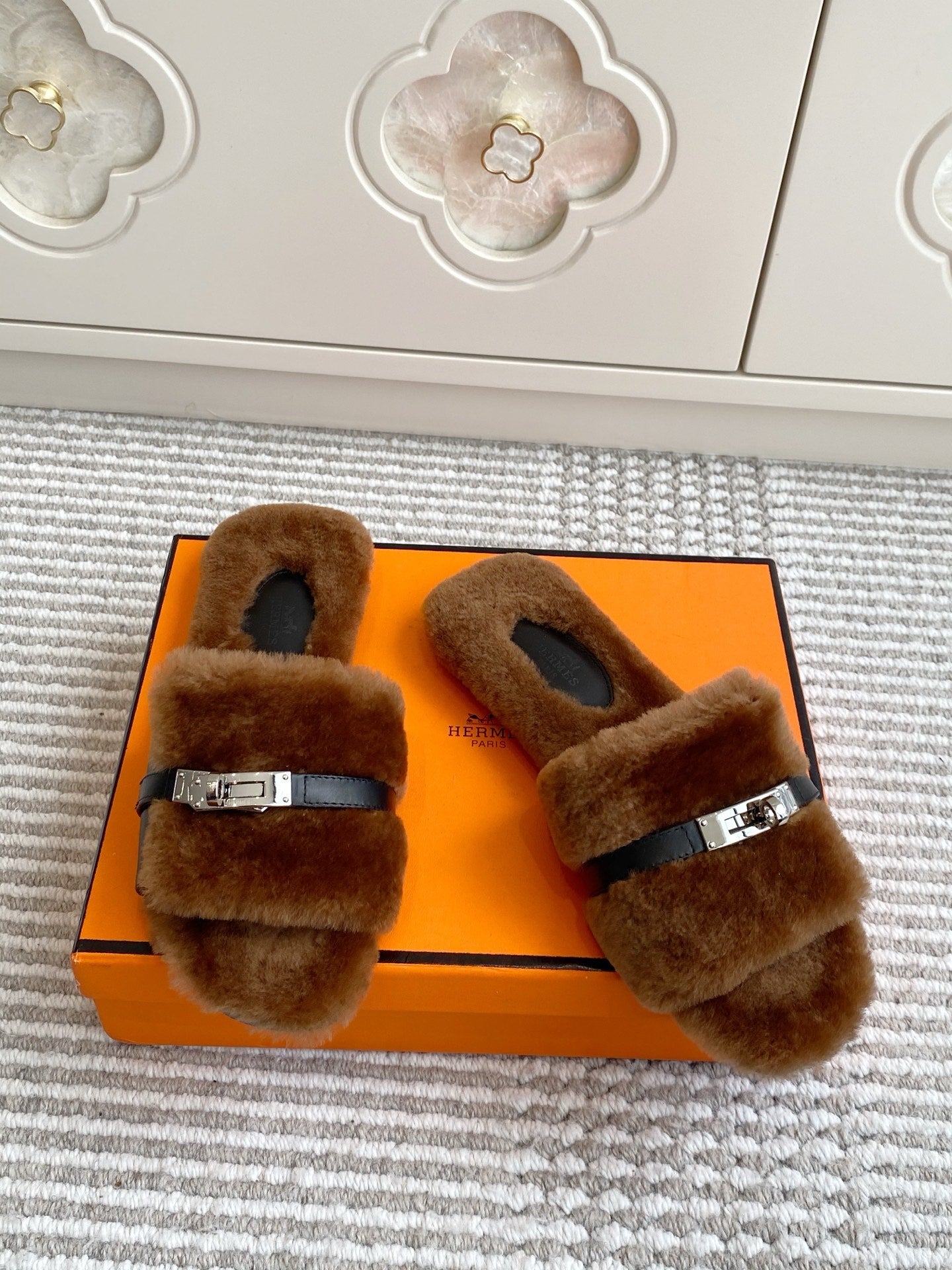 HM 25S GIULIA SANDAL IN BROWN SHEARLING WITH SILVER HARDWARE - 35