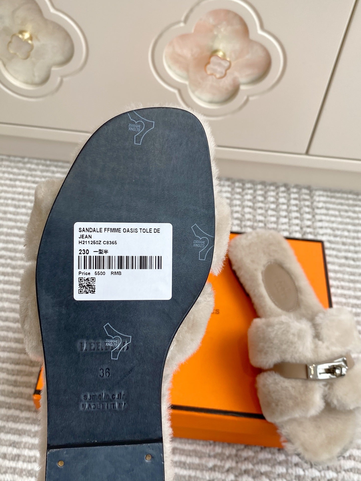HM 25S ECLAIR SANDAL IN PALE BEIGE GRAY SHEARLING WITH SILVER HARDWARE - 35