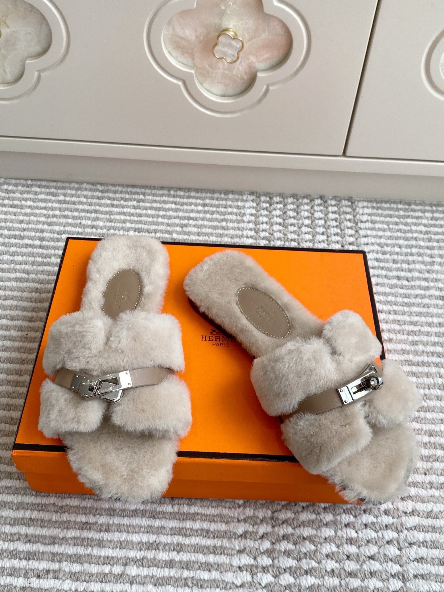 HM 25S ECLAIR SANDAL IN PALE BEIGE GRAY SHEARLING WITH SILVER HARDWARE - 35