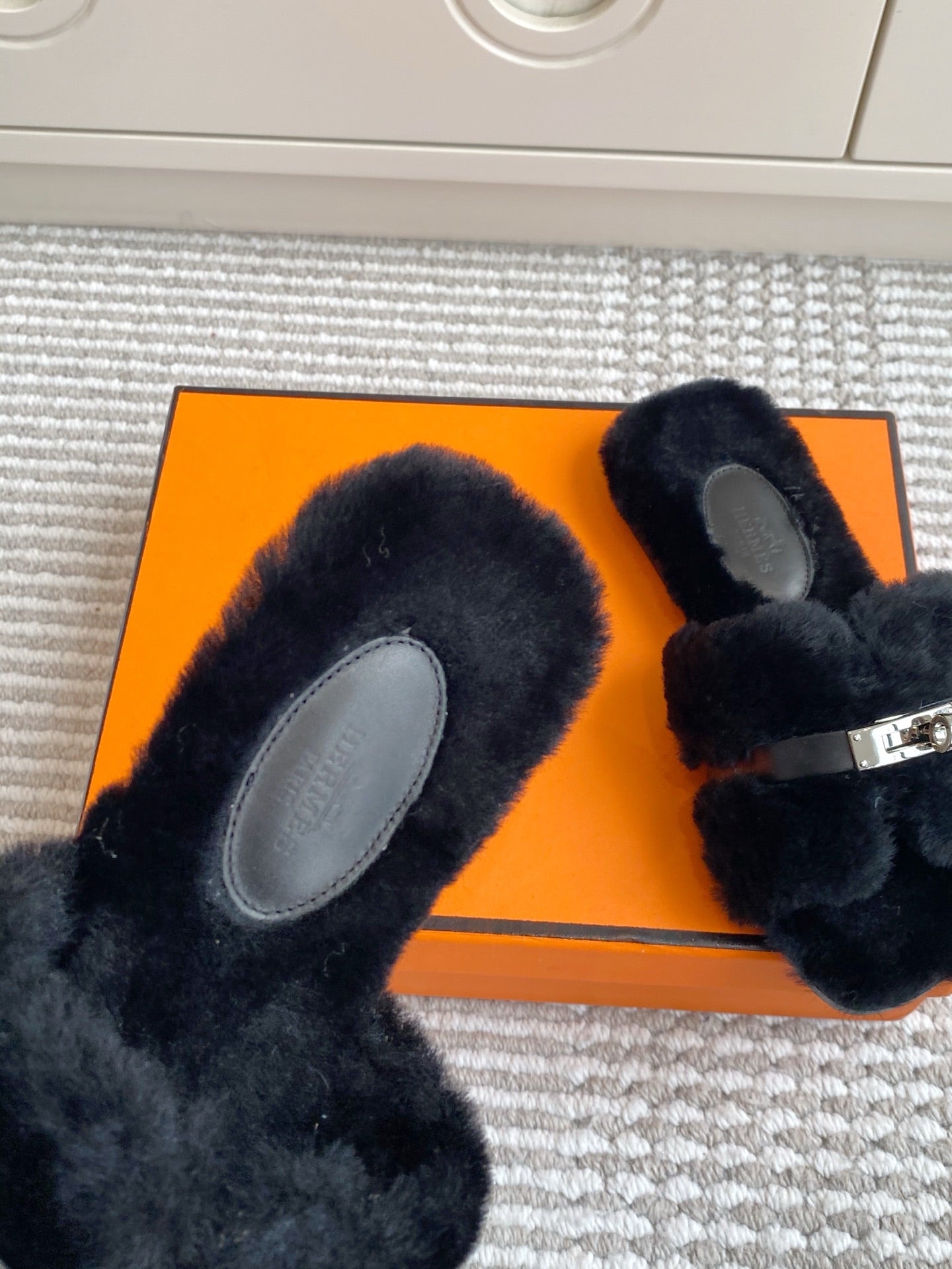 HM 25S ECLAIR SANDAL IN BLACK SHEARLING WITH SILVER HARDWARE - 35