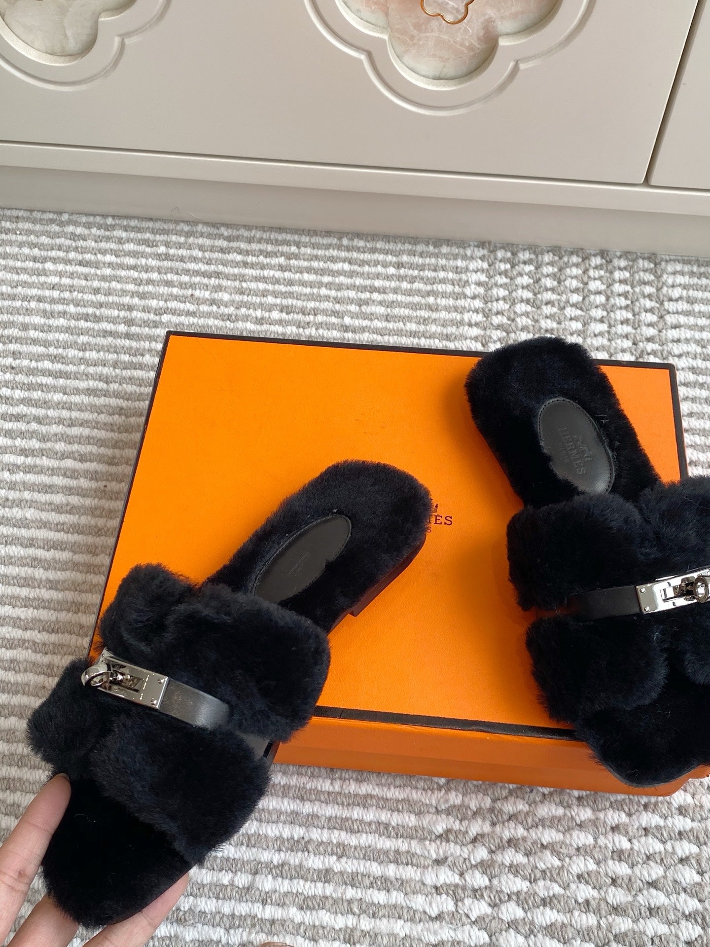 HM 25S ECLAIR SANDAL IN BLACK SHEARLING WITH SILVER HARDWARE - 35