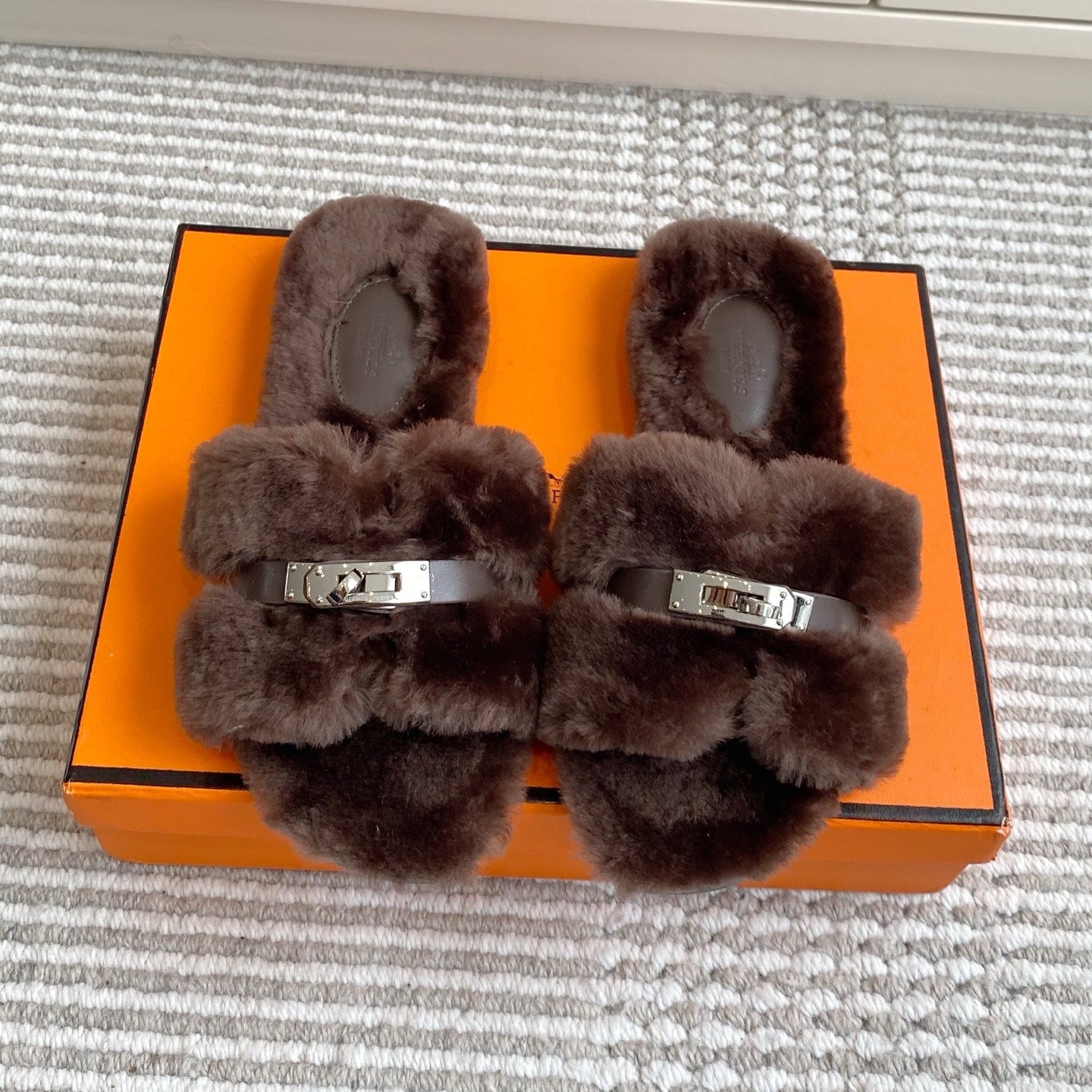 HM 25S ECLAIR SANDAL IN DARK BROWN SHEARLING WITH SILVER HARDWARE - 35