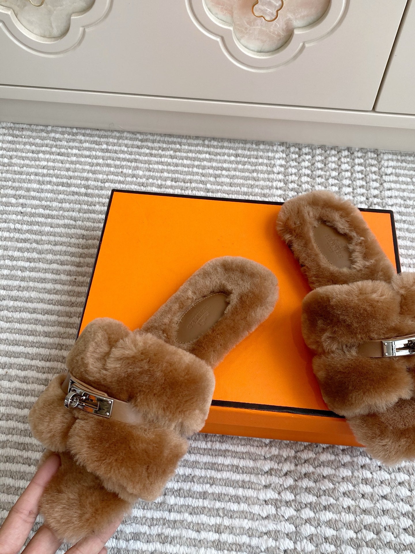 HM 25S ECLAIR SANDAL IN BROWN SHEARLING WITH SILVER HARDWARE - 35