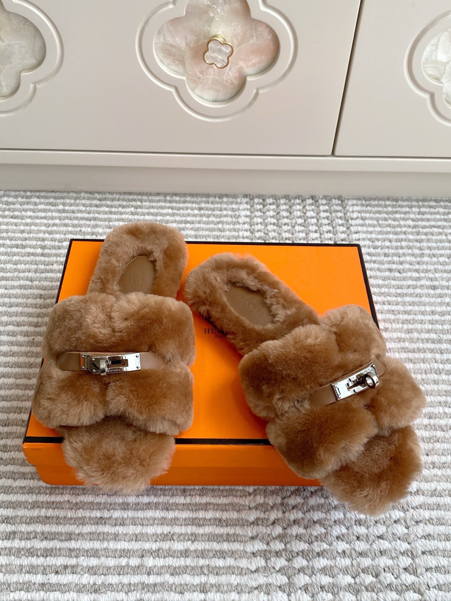 HM 25S ECLAIR SANDAL IN BROWN SHEARLING WITH SILVER HARDWARE - 35