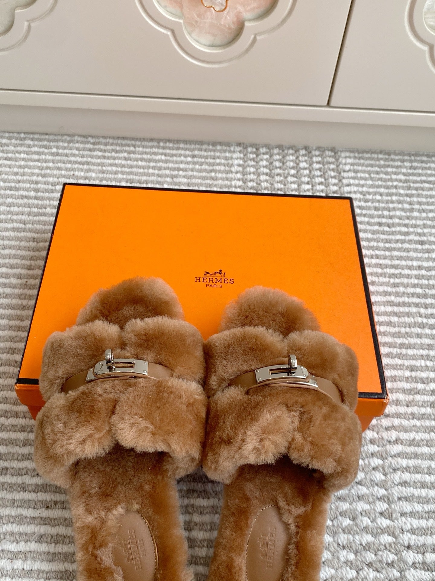 HM 25S ECLAIR SANDAL IN BROWN SHEARLING WITH SILVER HARDWARE - 35